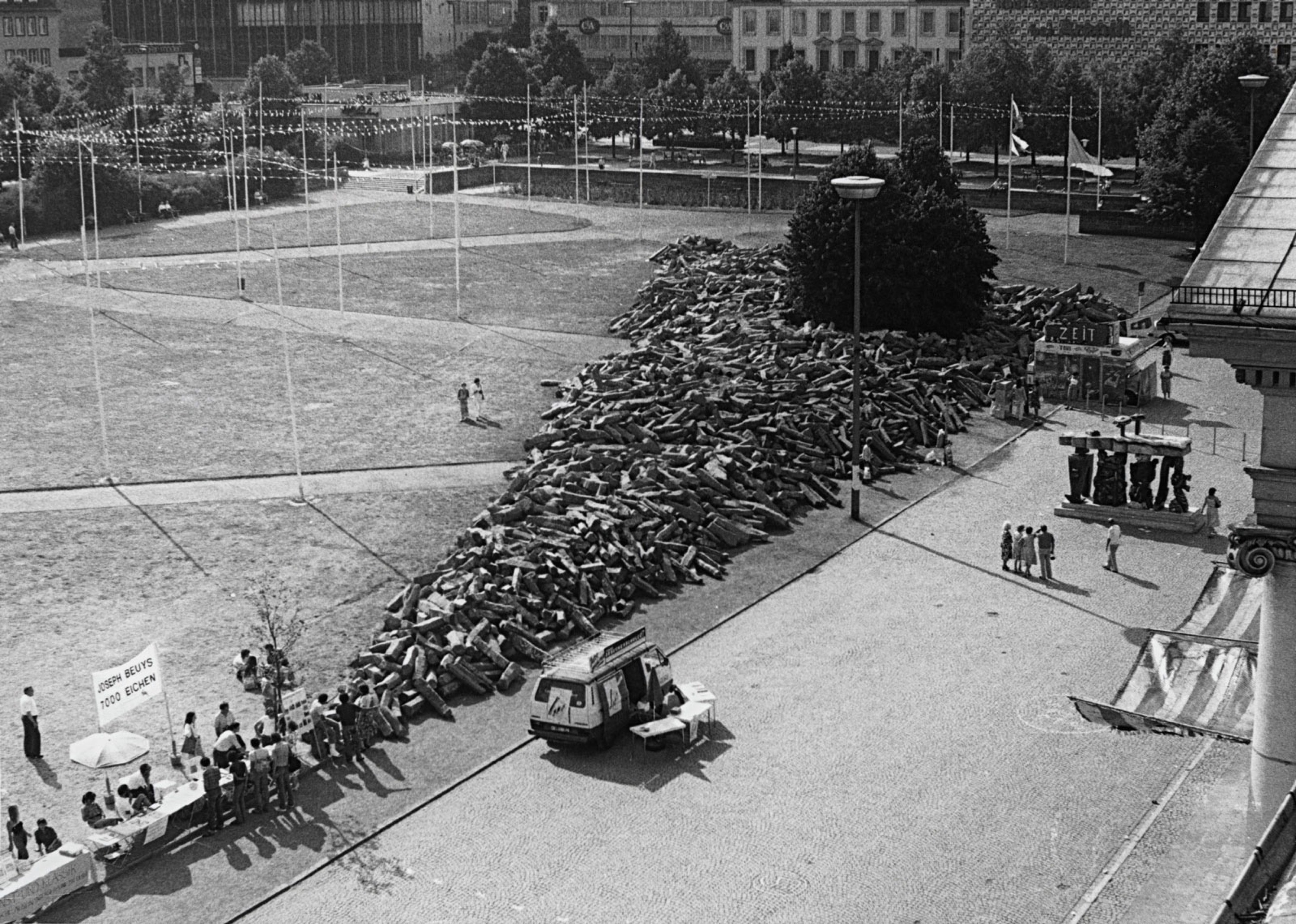 Joseph Beuys, 7000 basaltstenen voor het Fridericianum , Kassel, 1982. – documenta archiv / Joseph Beuys, foto Dieter Schwerdtle
