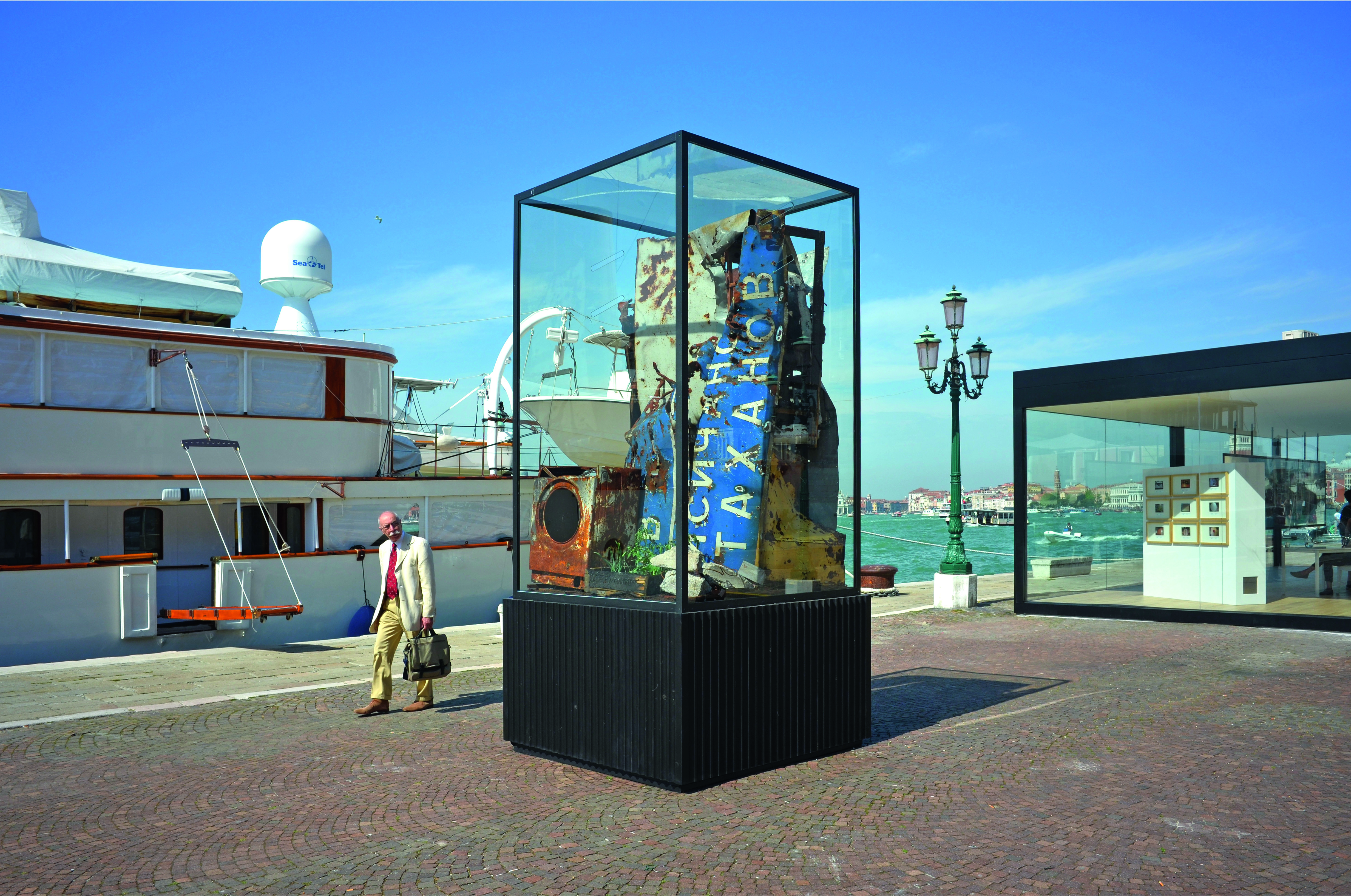 Nikita Kadan, Difficulties of profanation , 2015, courtesy galerie Transit Mechelen, foto Bert de Leenheer