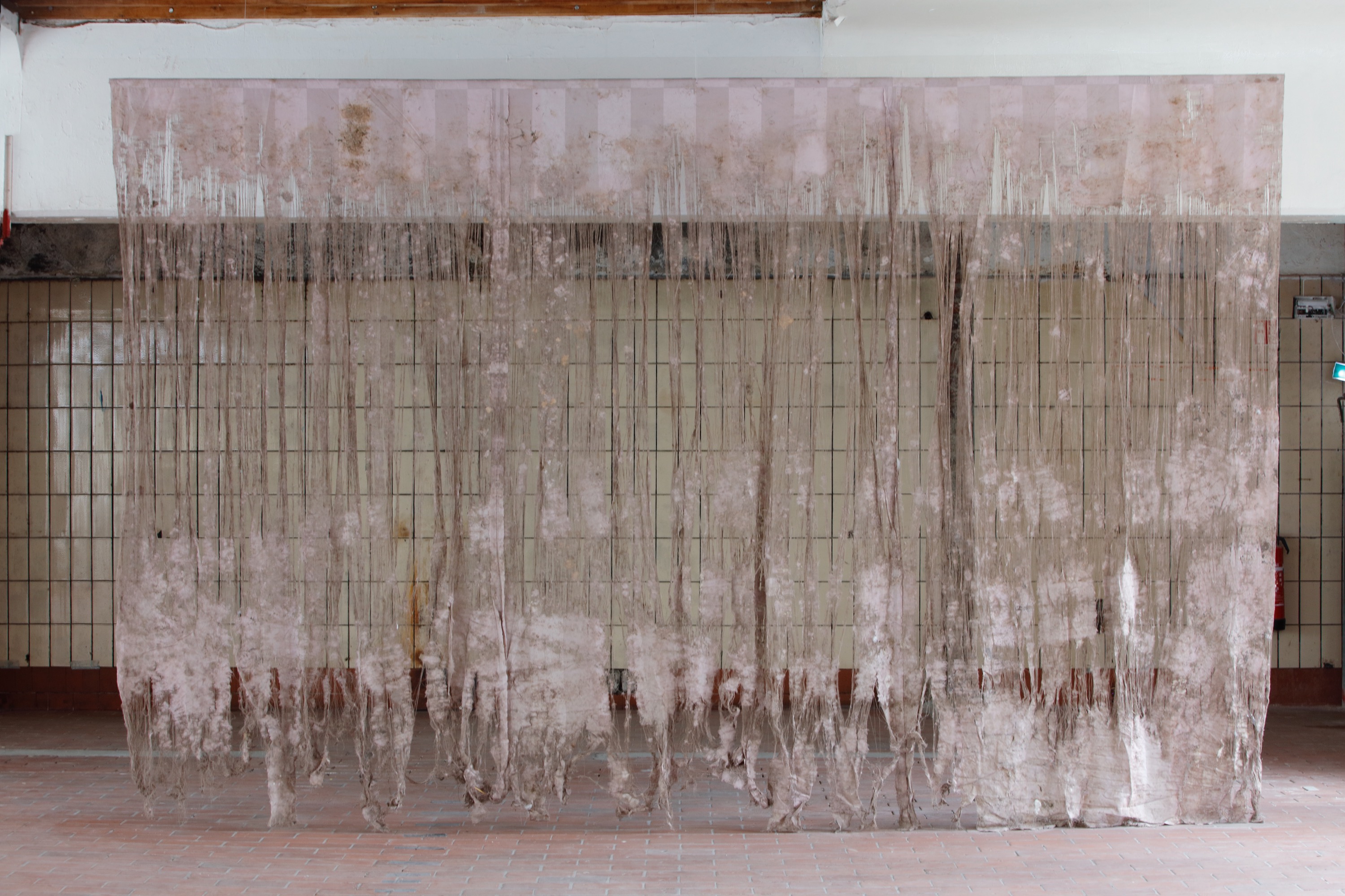 Edith Dekyndt, Underground (Le Marais) , 2021, installation view ‘Die Wirklichkeit is sowieso da,’ Welkunstzimmern Düsseldorf, courtesy the artist