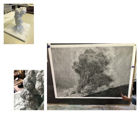 Links: Éruption , 2021, Porselein, 49 x 42 x 42 cm, Ateliers Manufacture de Sèvres Rechts: Trail Dust , 2021, Grafiet op Cason-papier, 100 x 150 cm, Atelier van de kunstenaar