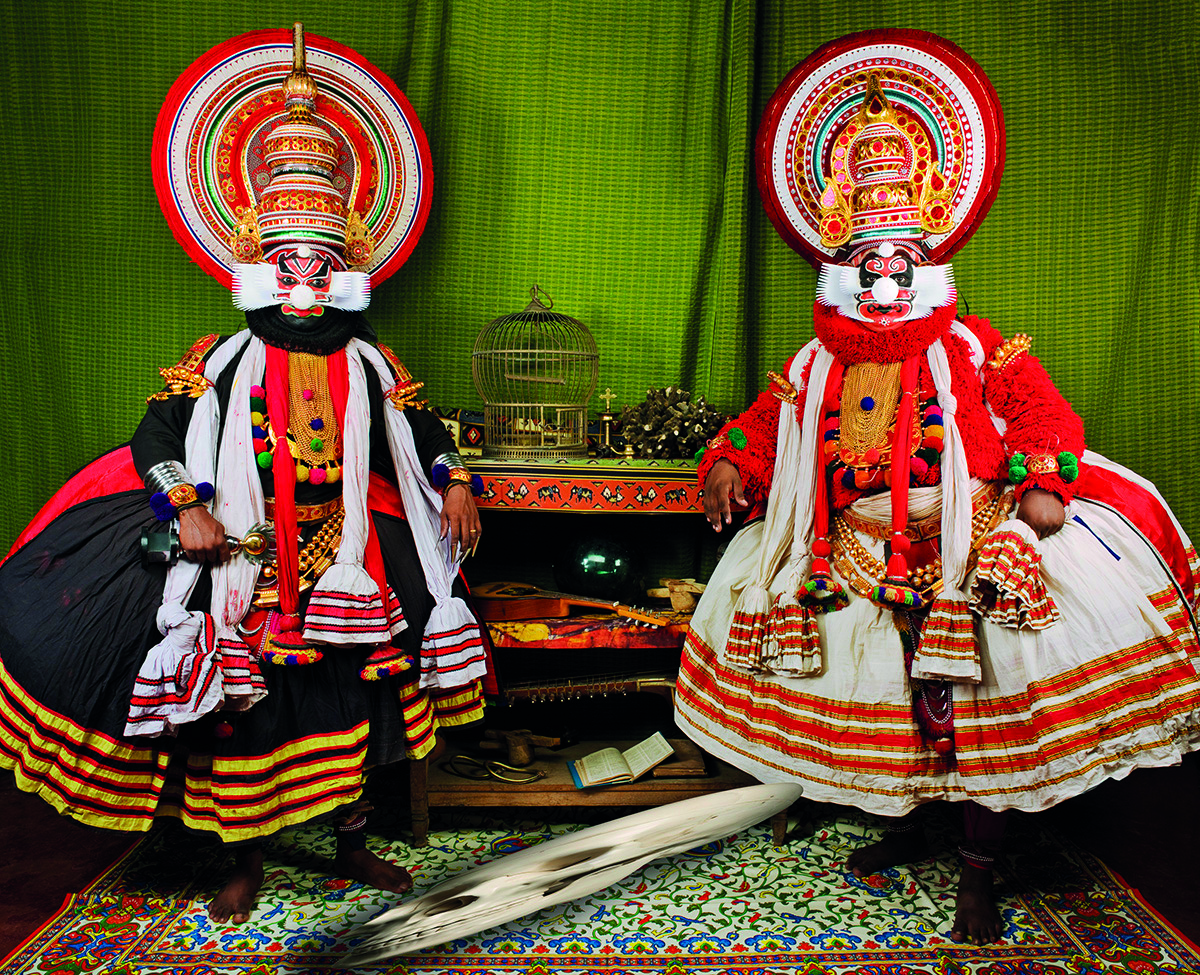 Vivek Vilasini, 'Ambassadors after Hans Holbein', 2008, fotowerk, 127,4 x 168 cm, collectie FOD Buitenlandse Zaken, geïnstalleerd in de ambstwoning van de Belgische ambassadeur in New Delhi. Foto © Vivek Vilasini