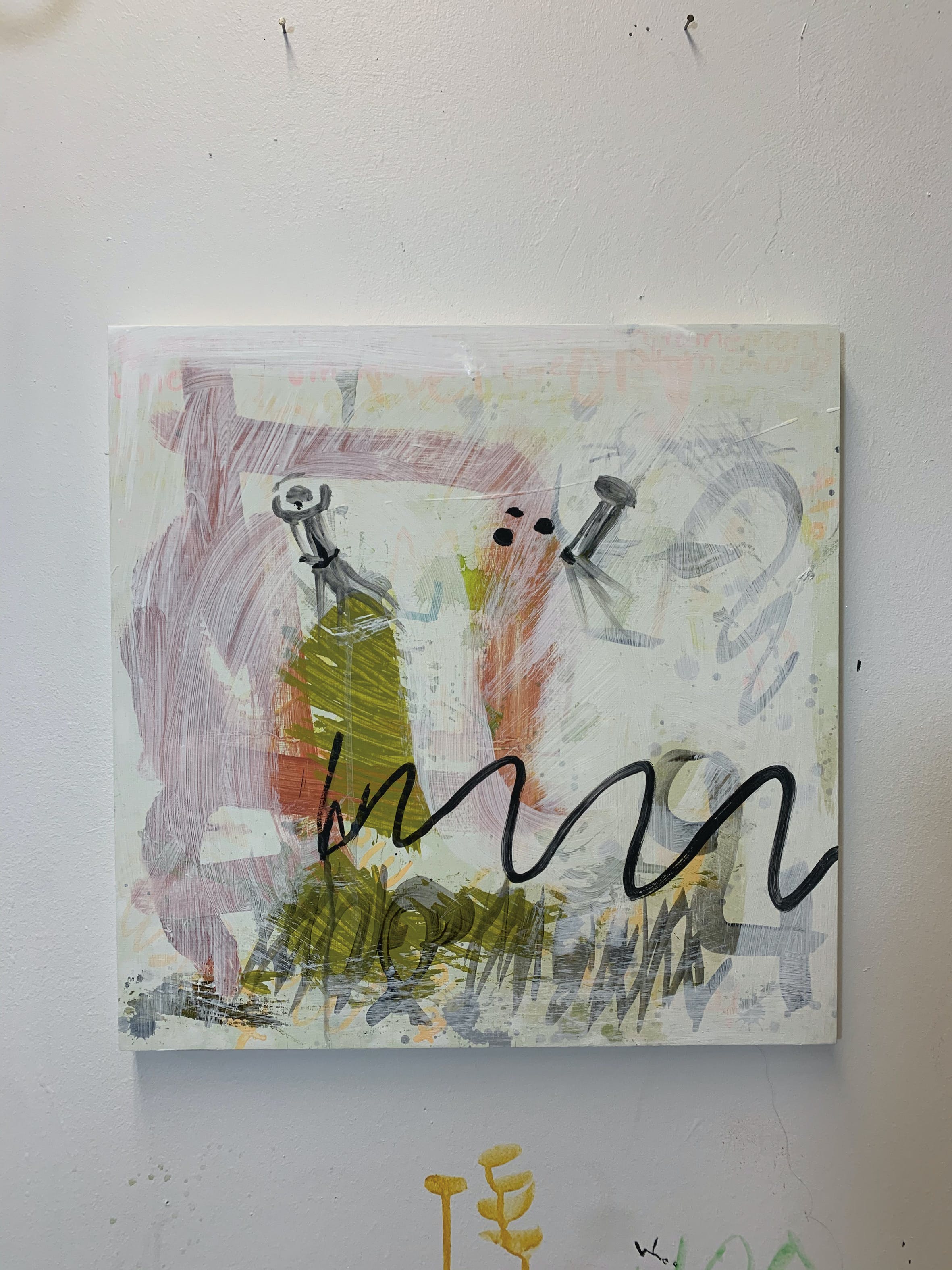 Deanna Miera, Untitled 1, 2020, courtesy of the artist. Dit beeld was het onderwerp van langste kritiek. Ook de muur, de toevallige vlekken en tekeningen op de muur en de nagels boven het schilderij werden besproken alsof ze er deel van uitmaakten.