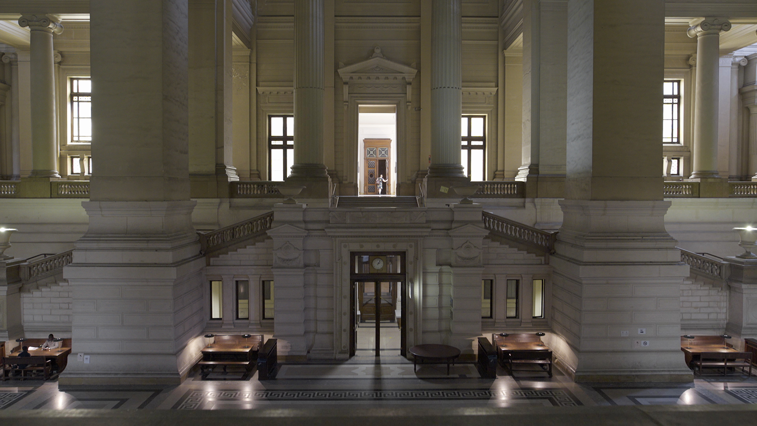 Palais de Justice, Carey Young, 2017. Single-channel HD video (from 4K); 16:9, colour, quadraphonic sound; 17 mins 58 secs – Courtesy Paula Cooper Gallery, New York