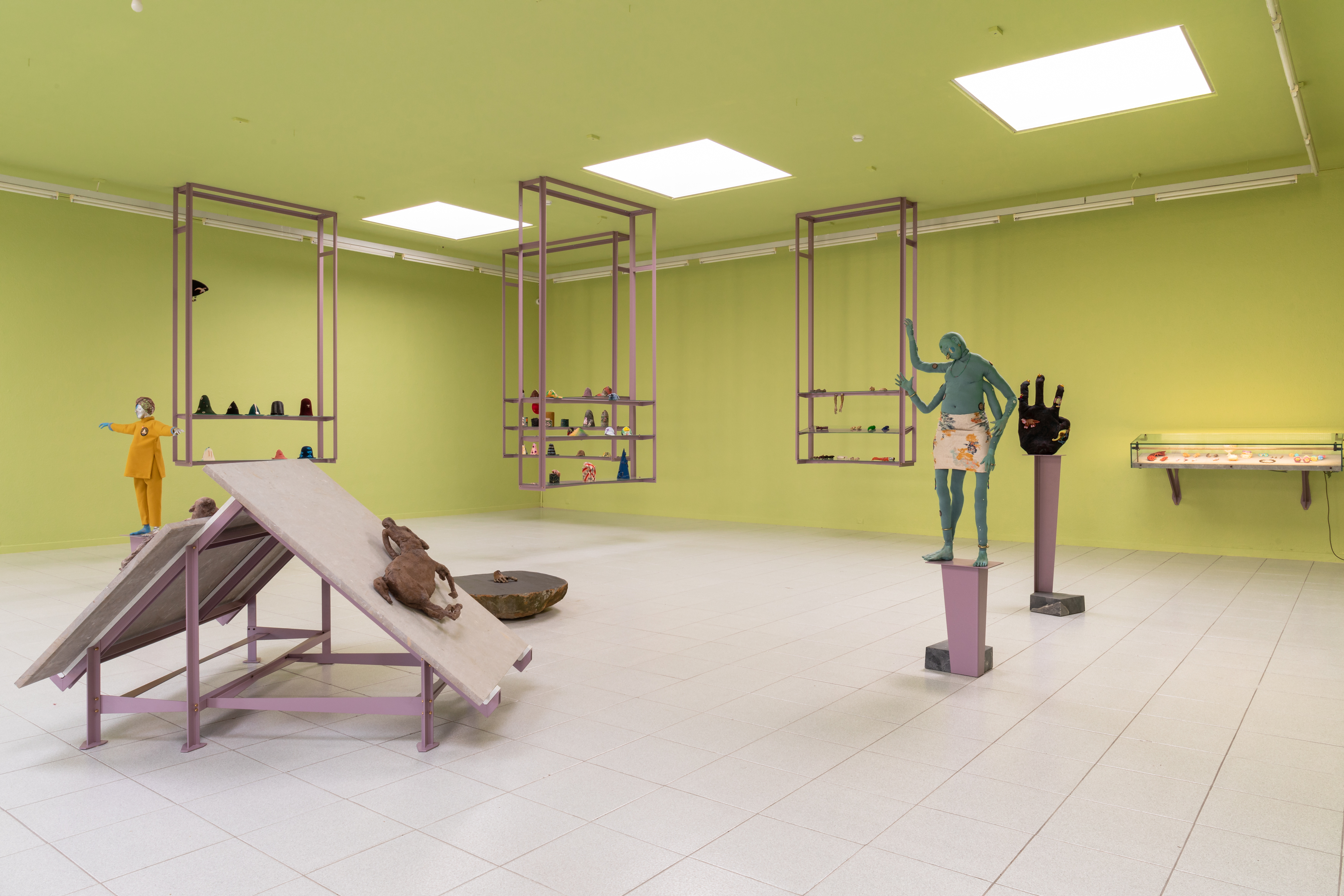 Francis Upritchard, 'Big Fish Eat Little Fish', museum Dhondt-Dhaenens, Deurle. Courtesy van de kunstenaar en Kate MacGarry, Londen. Foto: Rik Vannevel