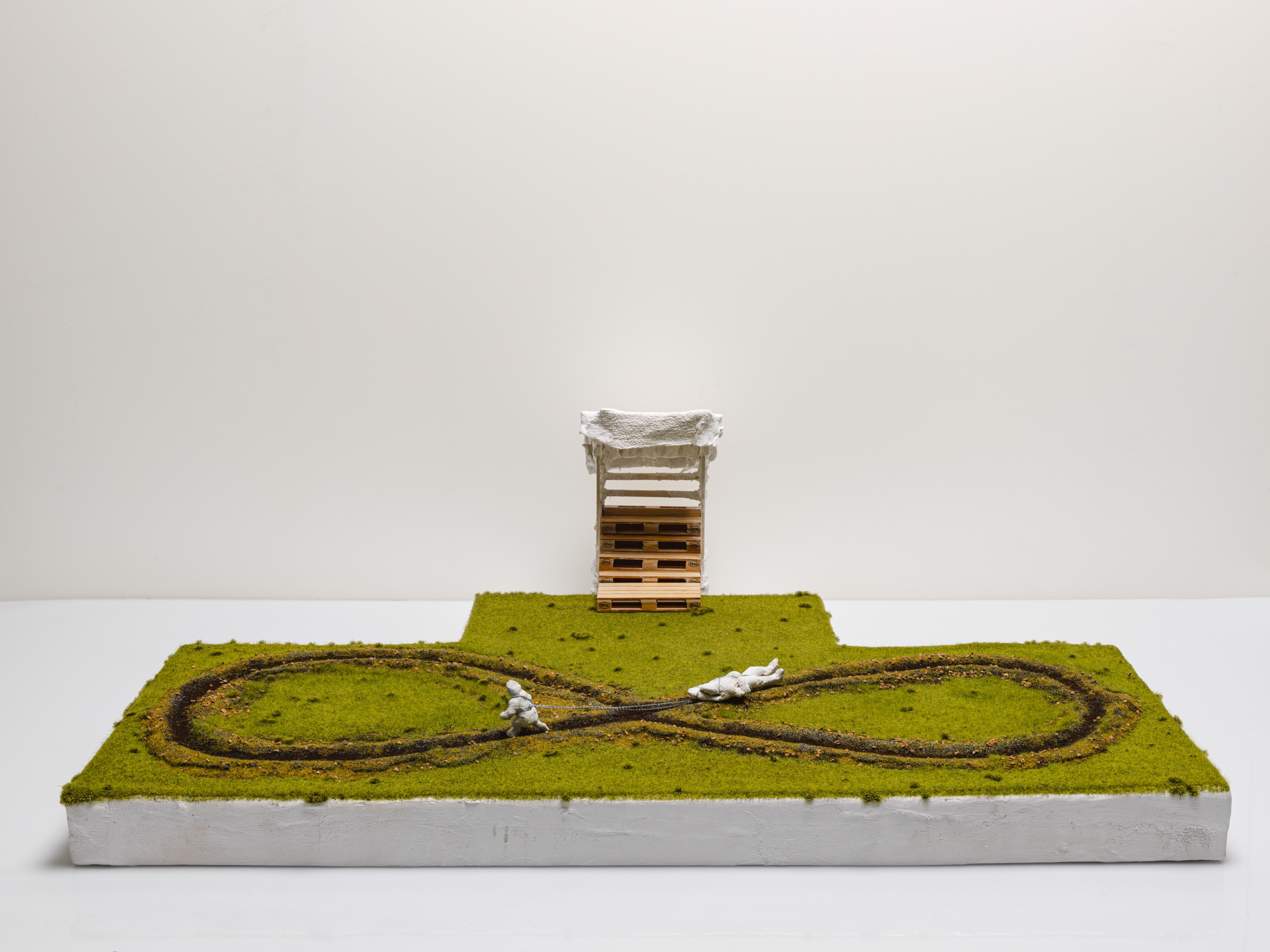 Mikes Poppe, Tug of war (En de boer, hij ploegde voort) (I) – Studies of slaves , 2021, 29,9 × 101,6 × 71,2 cm, hout, papier, metaal, textiel, gips, statische vezels, foto Pat Verbruggen