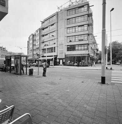 Overzicht, zijde Nieuwe Binnenweg, met omgeving. Nieuw Zakelijk woon-winkelpand uit 1930-1932, architect J.H. van den Broek, Rotterdam