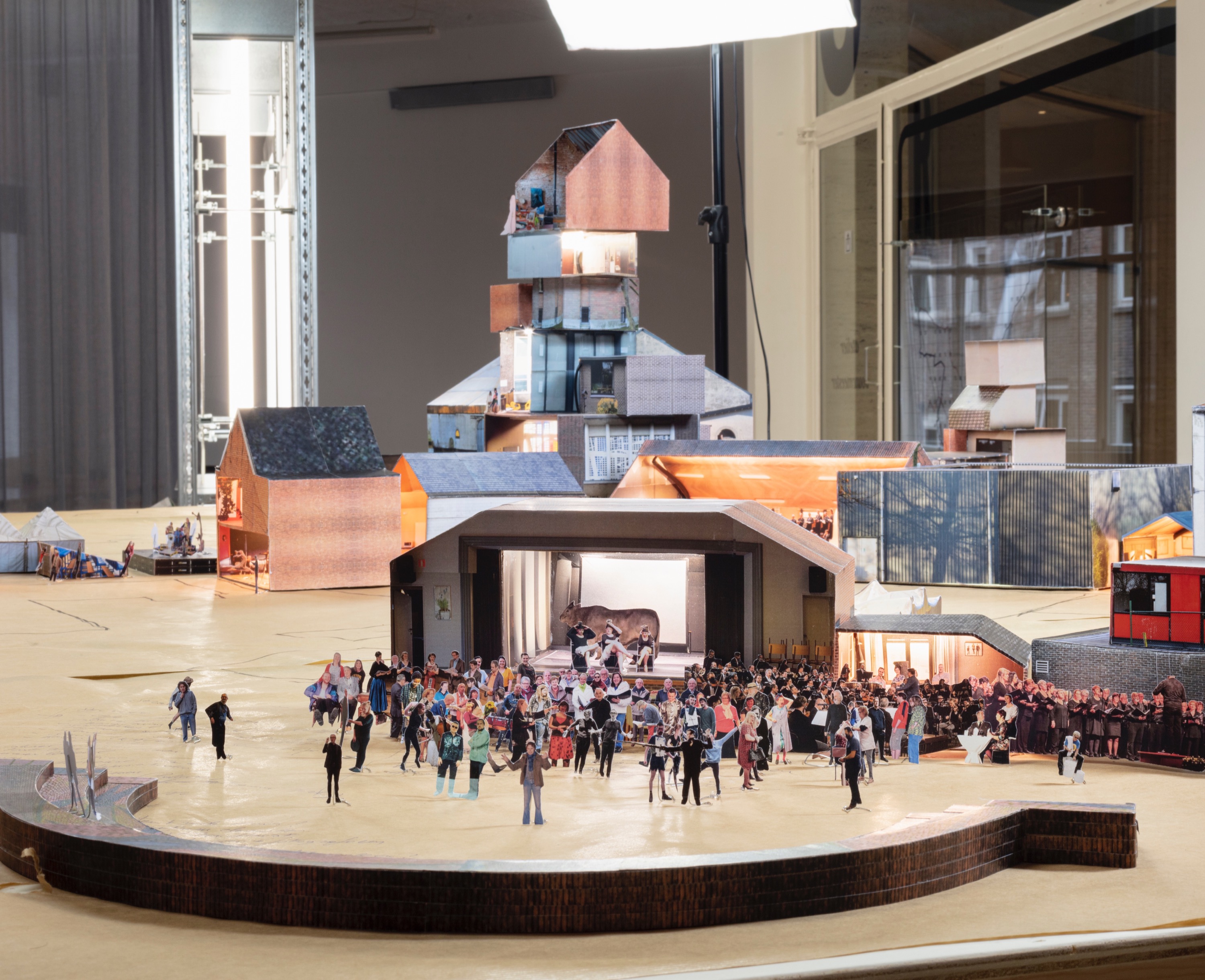 Thomas Verstraeten en Mark Luyten, Zomeracademie in Balen , 2022, maquette van hout, papier en karton. – Foto Michiel De Cleene