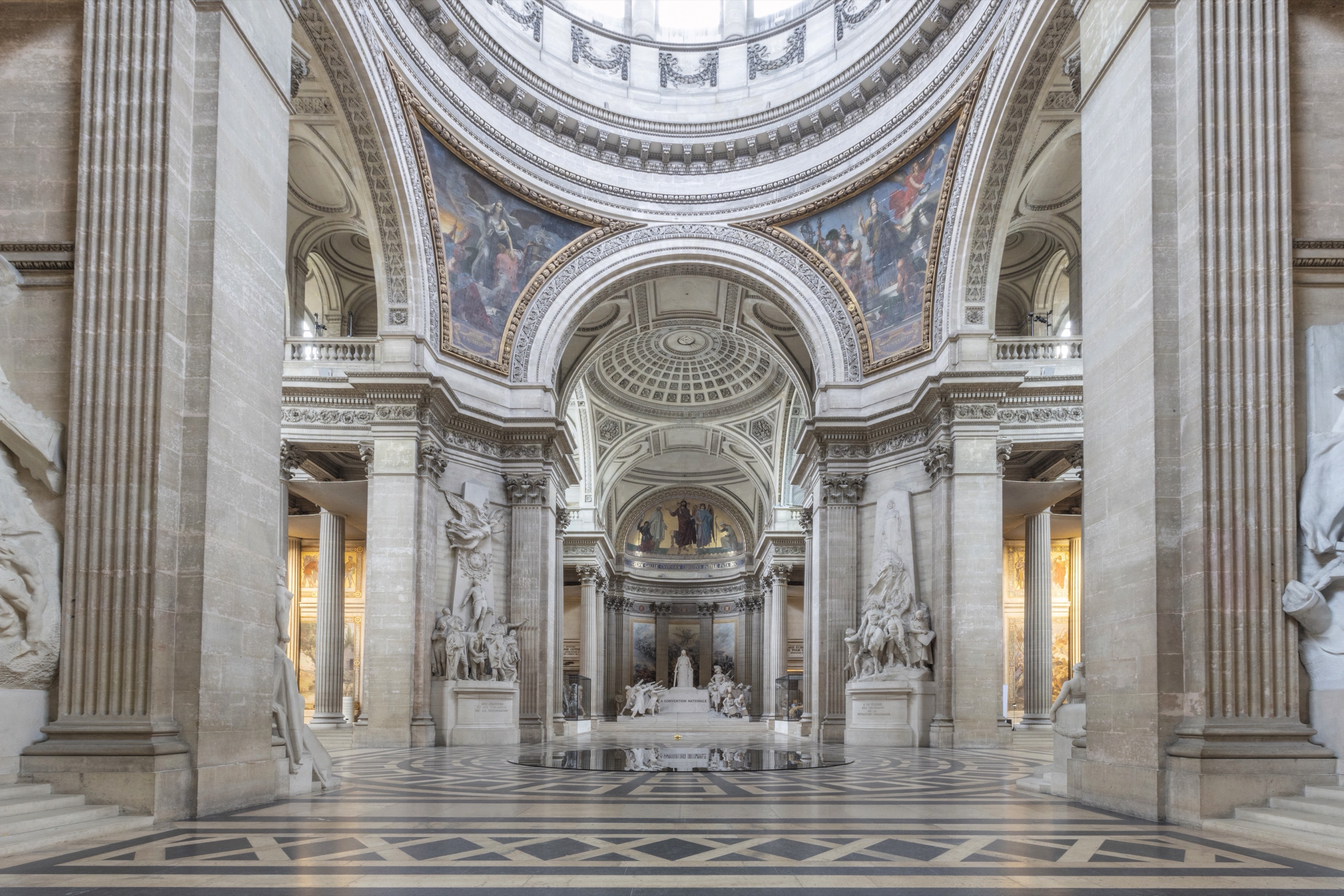 Ann Veronica Janssens, installatiezicht 23:56:04 bij Centre des Monuments Nationaux, Panthéon, 2022, foto Delphine Queme