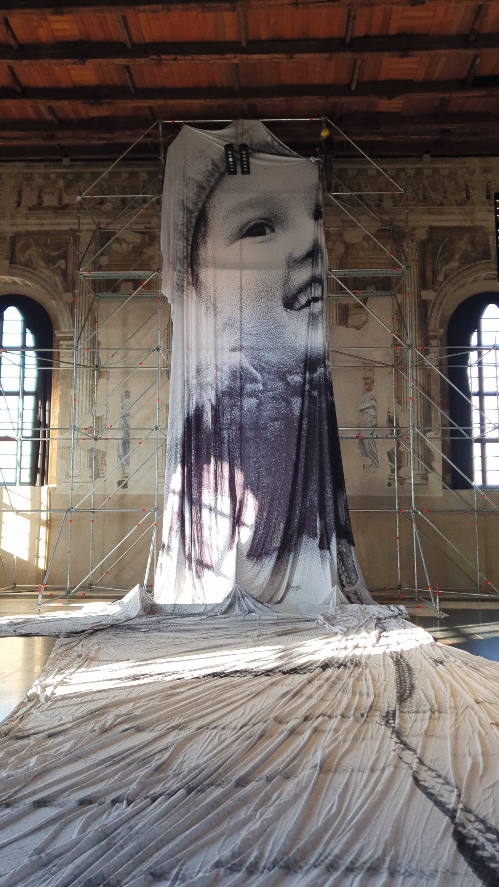 JR, Valeria , 2022, courtesy de kunstenaar. – Foto PinchukArtCentre