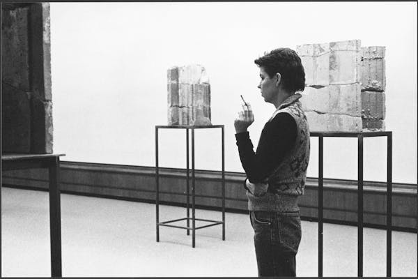 Isa Genzken at her exhibition at Kunstmuseum Winterthur, Switzerland, 1989 – © SABAM, Bruxelles Courtesy the artist, Hauser & Wirth and Galerie Buchholz, foto Jan Jedlick