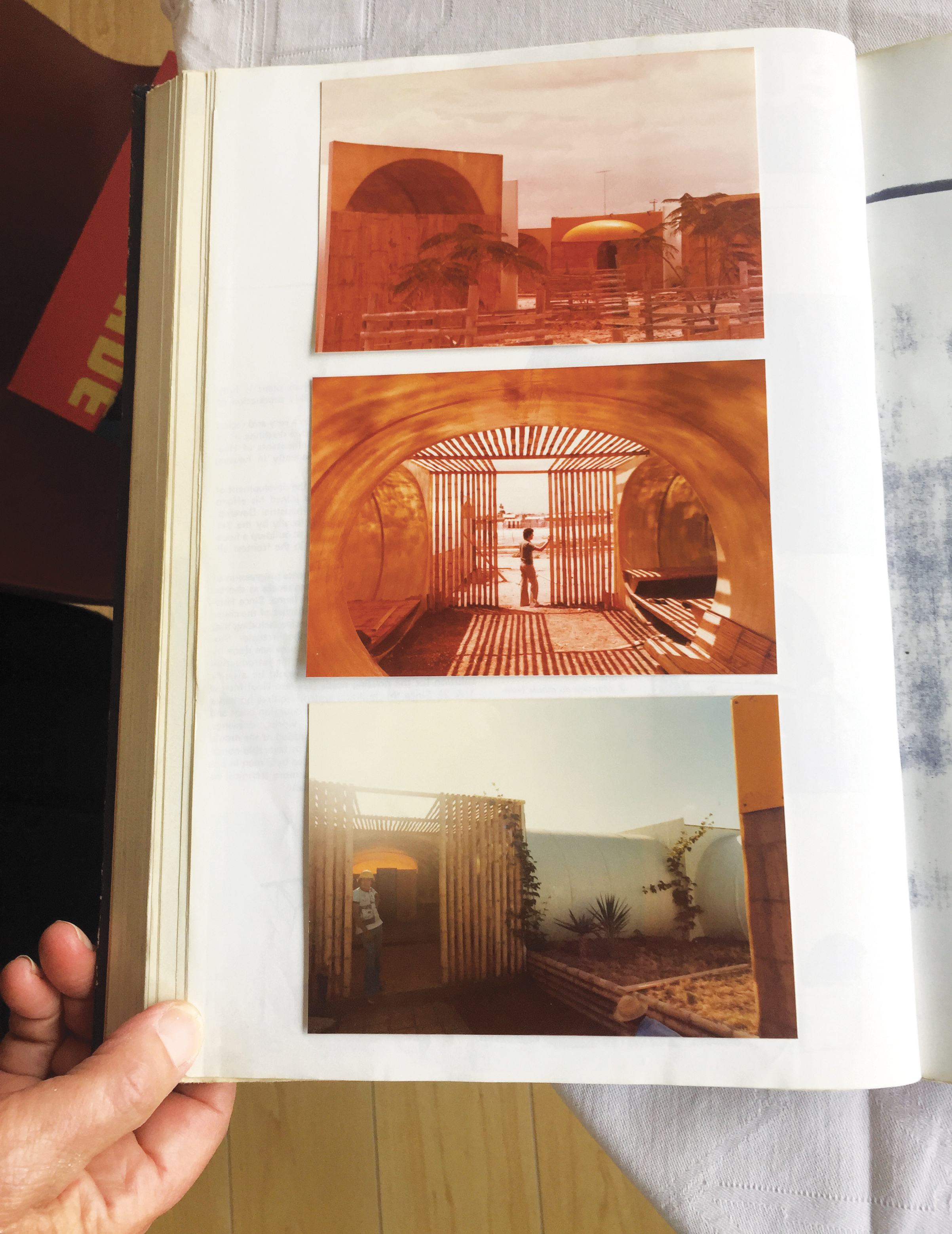 Moniek E. Bucquoye toont beelden van Habipat, het modulaire bouwsysteem van Georges A. Patfoort. – Foto Hans Theys