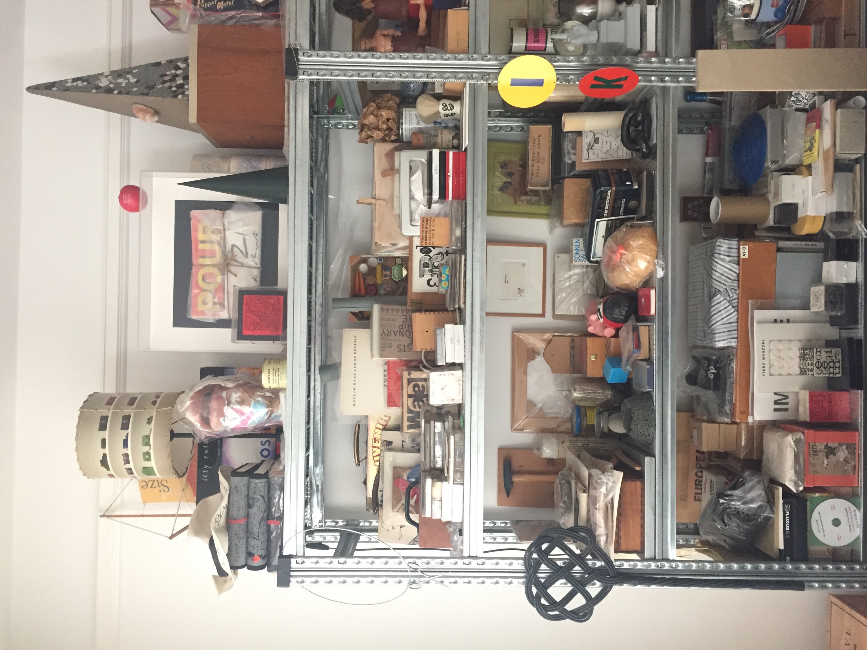 Enkele multiples en edities bewaard door Harry Ruhé. – Foto: Carla Van Campenhout