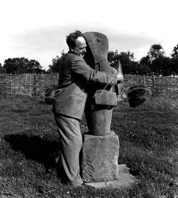 Lee Miller, Henry Moore met zijn sculptuur Mother and Child, Farleys Garden, East Sussex, Engeland, 1953, [FF0619], – © Lee Miller Archives, England 2021, alle rechten voorbehouden leemiller.co.uk