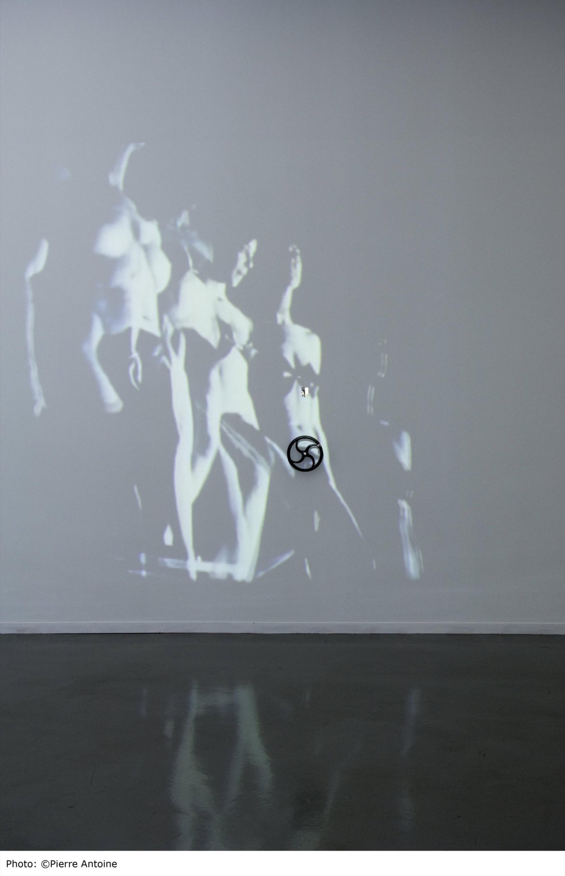 Sturtevant, Duchamp Nu descendant un escalier , 1968, 16mm-film overgezet naar video, 2 min 59 sec, courtesy Thaddaeus Ropac gallery, London·Paris·Salzburg·Seoul, © Sturtevant Estate, Paris