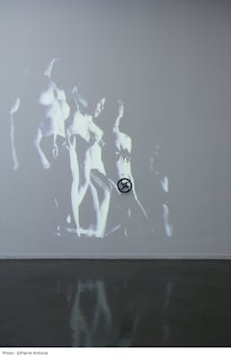 Sturtevant, Duchamp Nu descendant un escalier , 1968, 16mm-film overgezet naar video, 2 min 59 sec, courtesy Thaddaeus Ropac gallery, London·Paris·Salzburg·Seoul, © Sturtevant Estate, Paris
