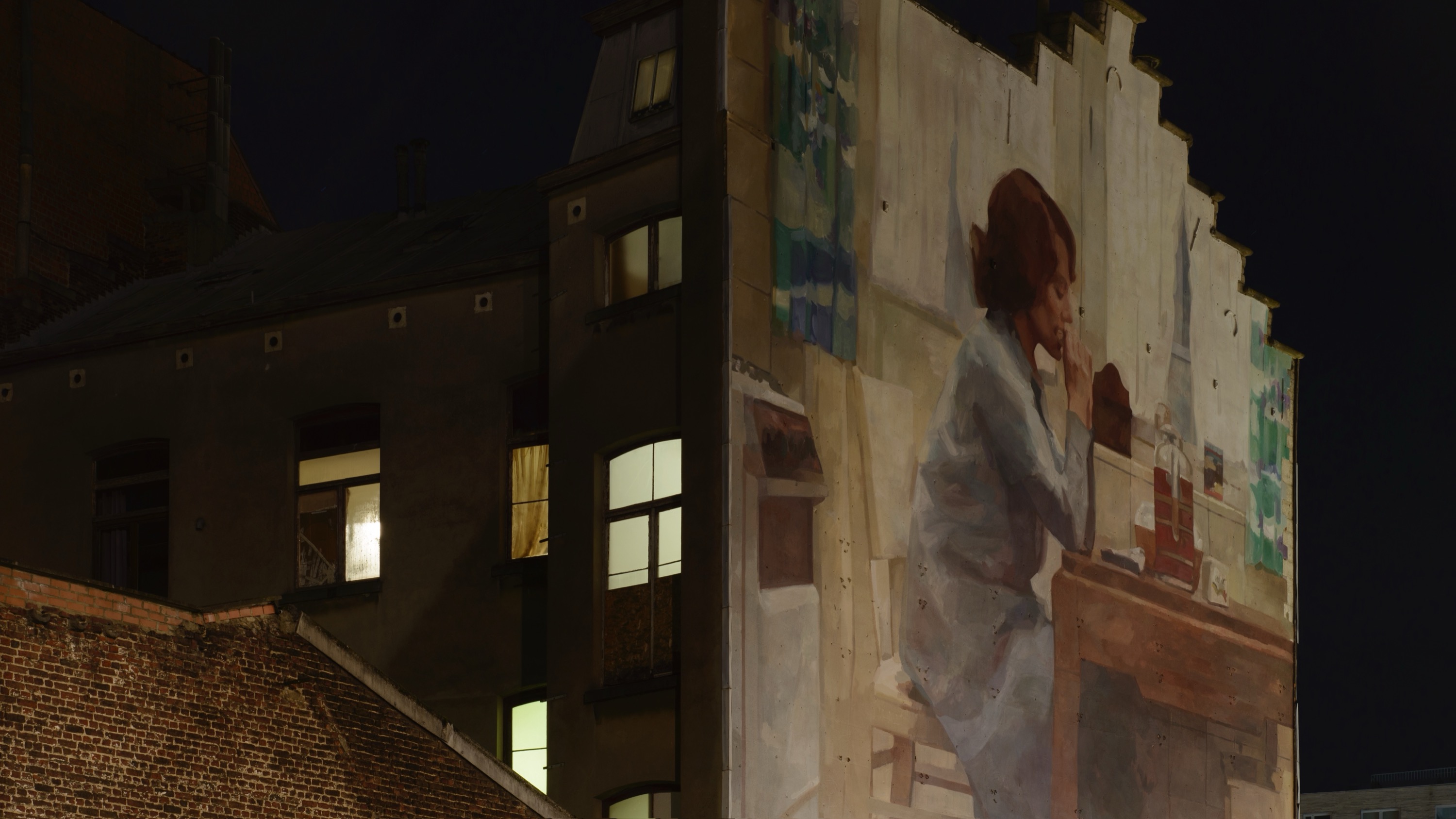 Muurschildering van een scène uit Jeanne Dielman, 23, quai du Commerce, 1080 Bruxelles van Chantal Akerman, op de hoek van de Schuitenkaai en de Sint-Andriesstraat in Brussel, foto Chantal van Rijt