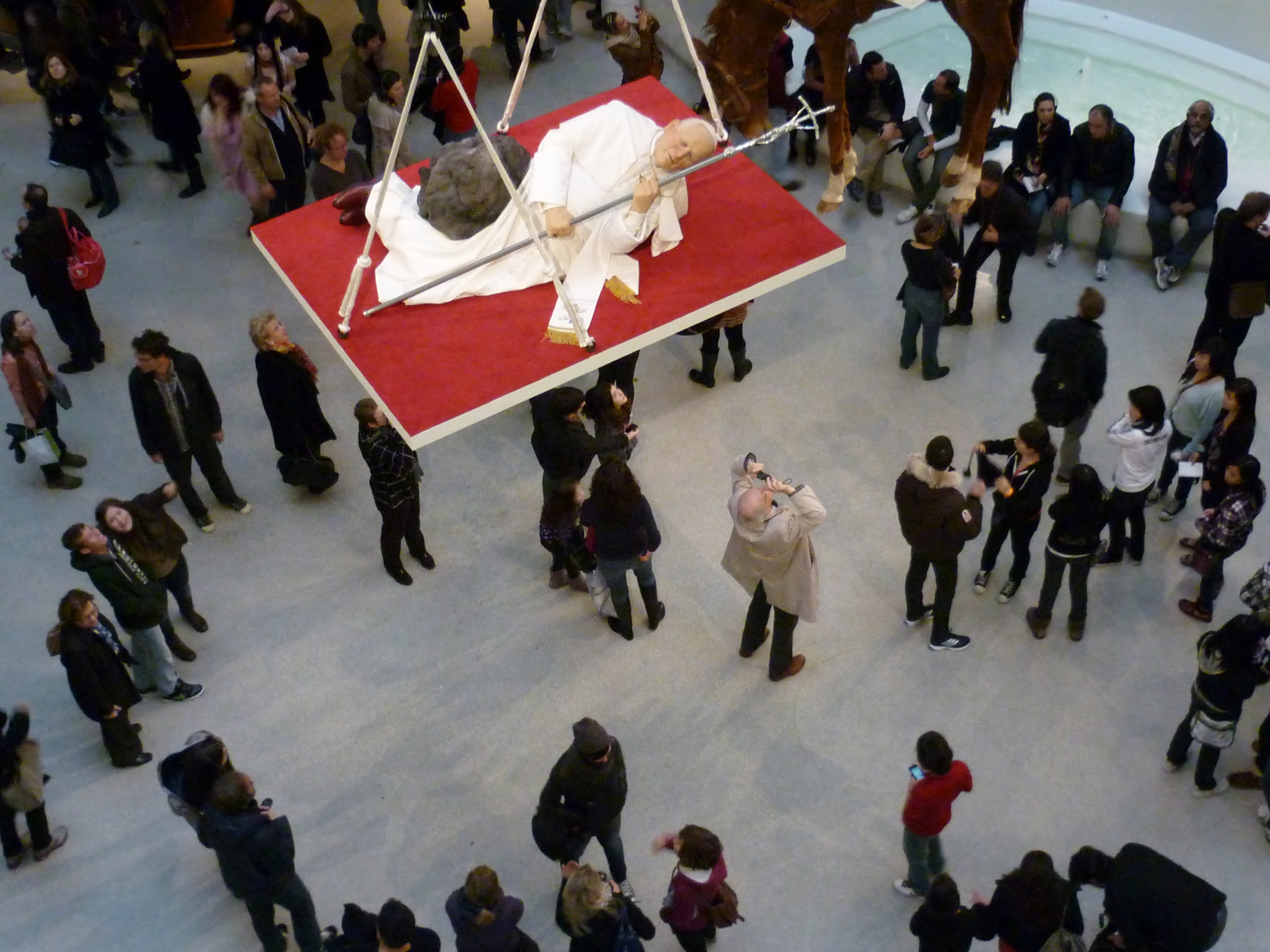 Maurizio Cattelan, La Nona Ora , 1999, installatiezicht Guggenheim Museum New York 2011, foto Mark B. Schlemmer, © Creative Commons Attribution 2.0 Generic