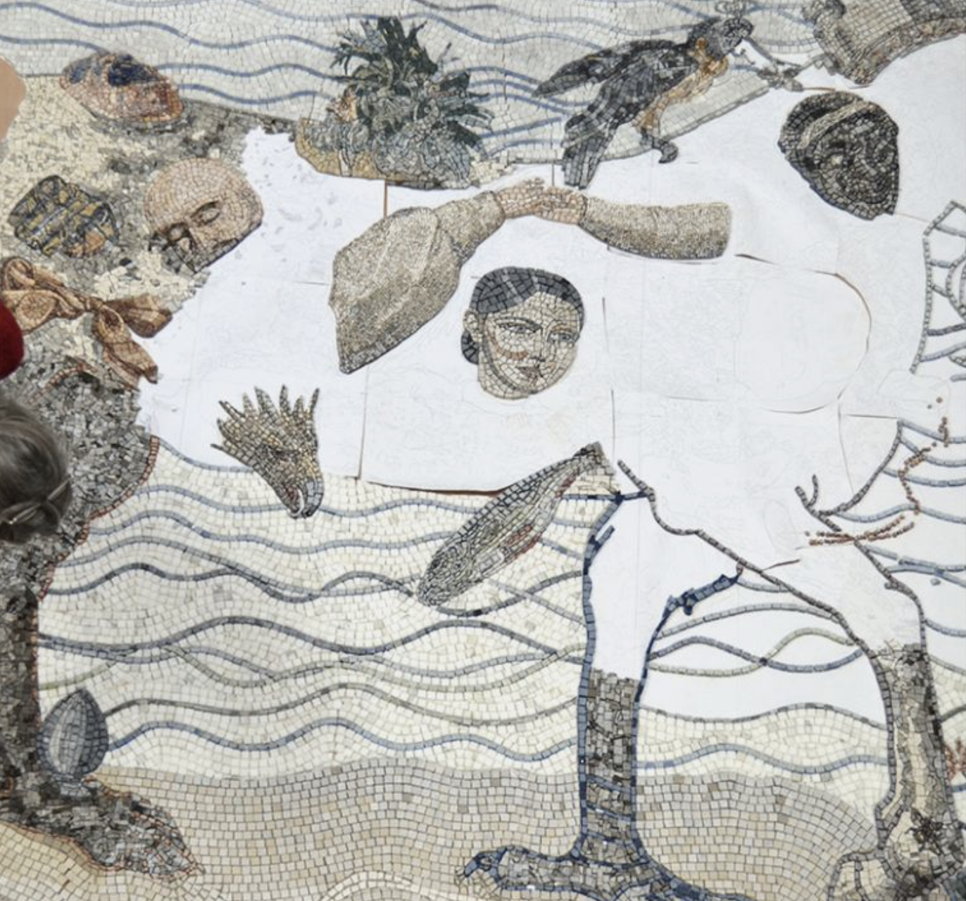 Marie Zolamian, Welkom - Bienvenue - Welcome – Willkommen (detail), 2021, mozaïek in carraramarmer op de vloer van het peristilium aan de ingang van het KMSKA, 3,5x22m, uitvoering Mosaico di Due. © Marie Zolamian