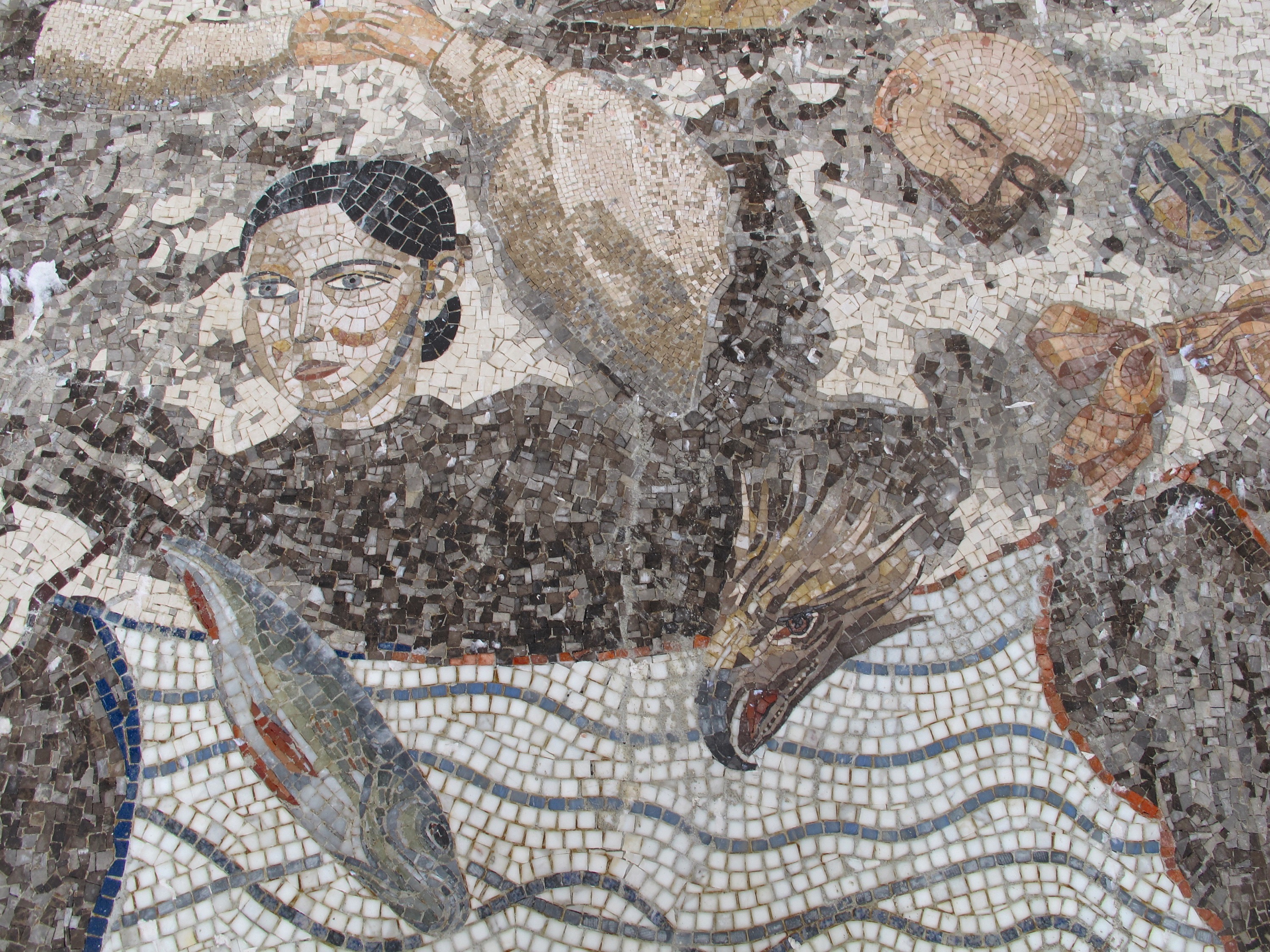 Marie Zolamian, Welkom - Bienvenue - Welcome – Willkommen (detail), 2021, mozaïek in carraramarmer op de vloer van het peristilium aan de ingang van het KMSKA, 3,5x22m, uitvoering Mosaico di Due. – © Marie Zolamian