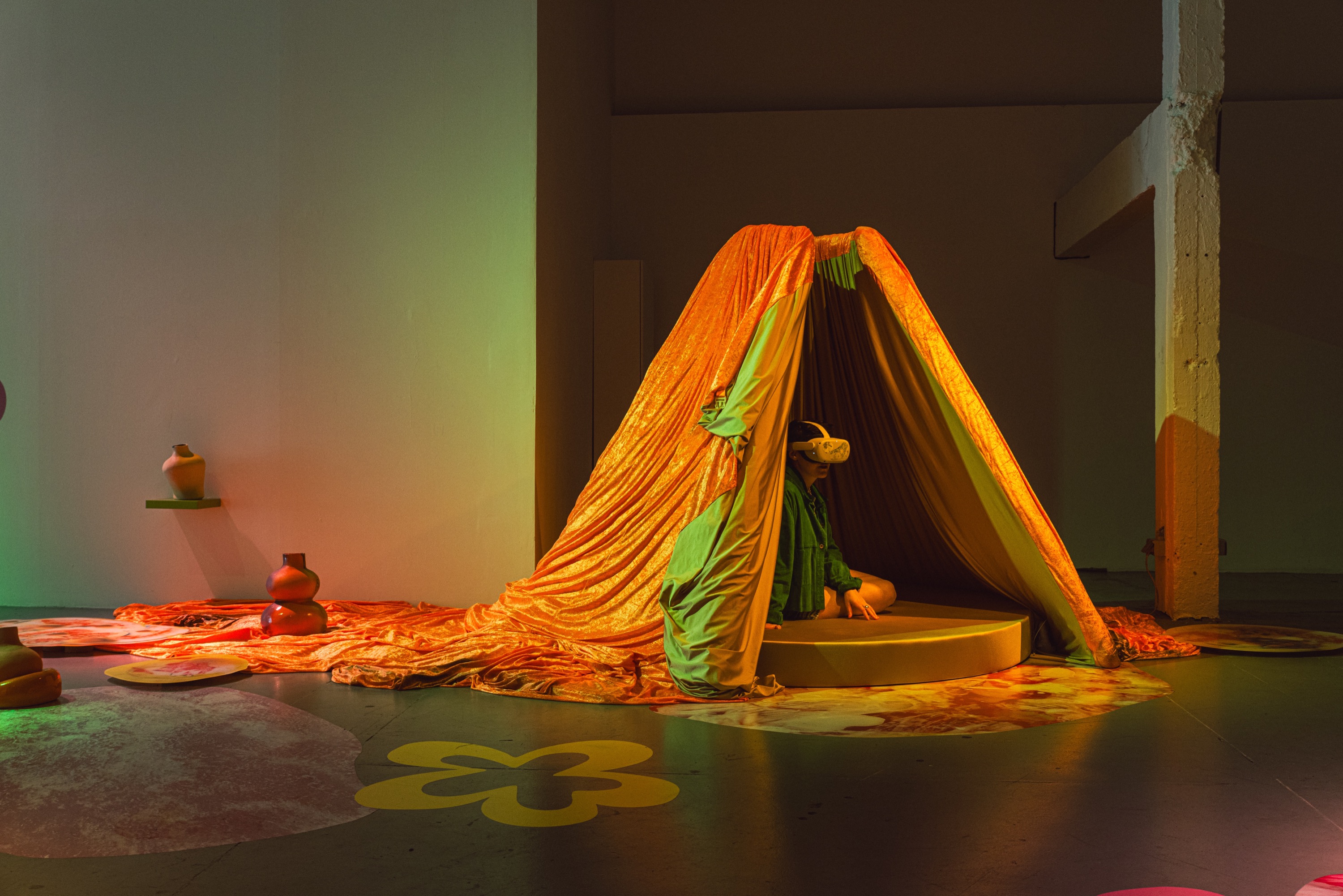 Installatiezicht Aay Liparoto, Small Acts of Violence , 2023, argos centre for audiovisual arts, Brussel, © Michiel Devijver