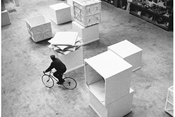 Still uit Obstacle au mouvement. Didier Vermeiren, sculptures et photographies . Elsa Cayo, 1994-98