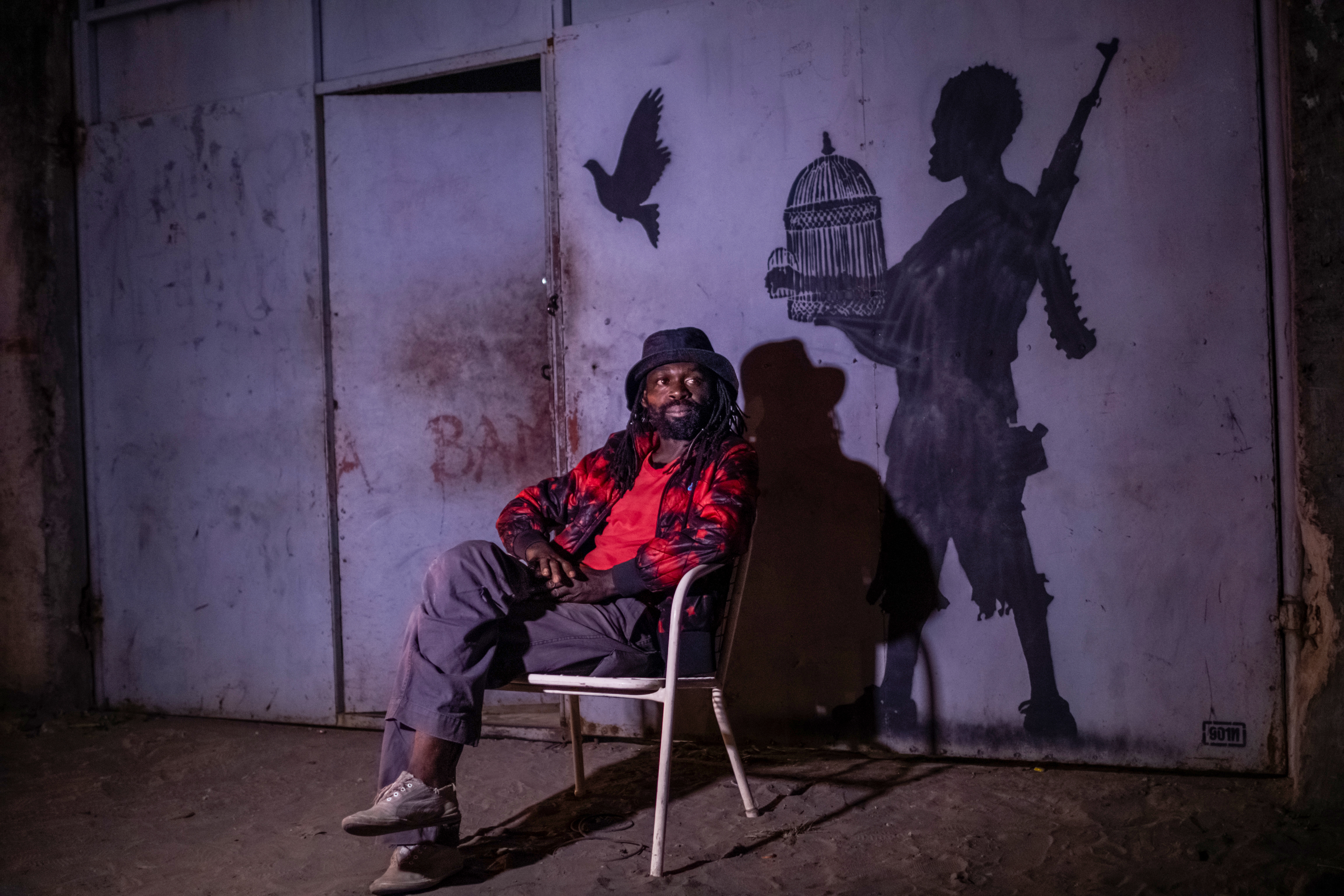 Freddy Tsimba voor zijn atelier, © foto Renaud Barret