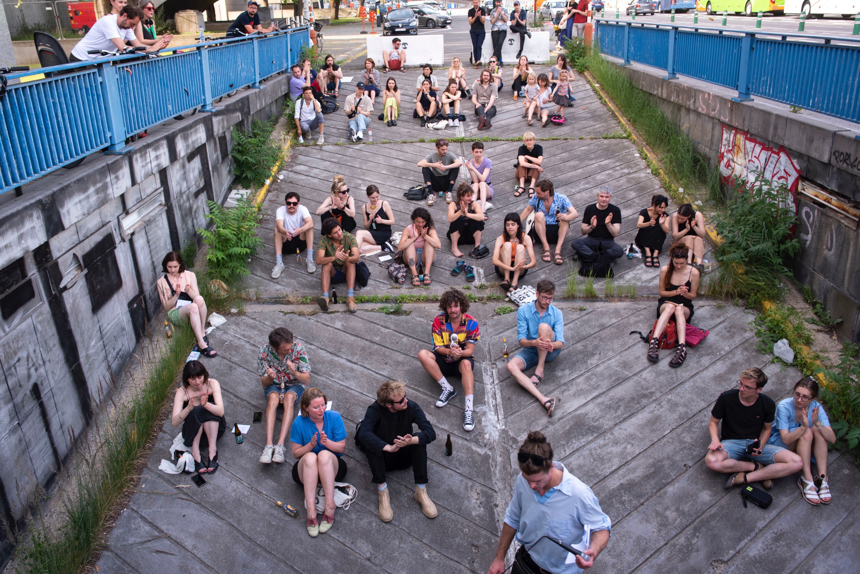Jesse Van Winden, A Spectre is Haunting the Building met inleidende compositie door Ann Kozachenko (zang) en François Meulemans (cello), performance tijdens Our Fluid Territories , 2022, Meyboom Artist-run Spaces, Brussel, © Dániel Mátyás Fülöp