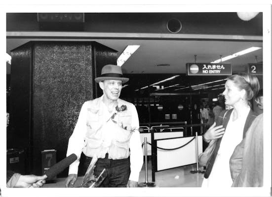 Joseph Beuys en Louwrien Wijers bij aankomst in Tokyo, 29 mei 1984, archief Louwrien Wijers