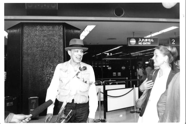 Joseph Beuys en Louwrien Wijers bij aankomst in Tokyo, 29 mei 1984, archief Louwrien Wijers