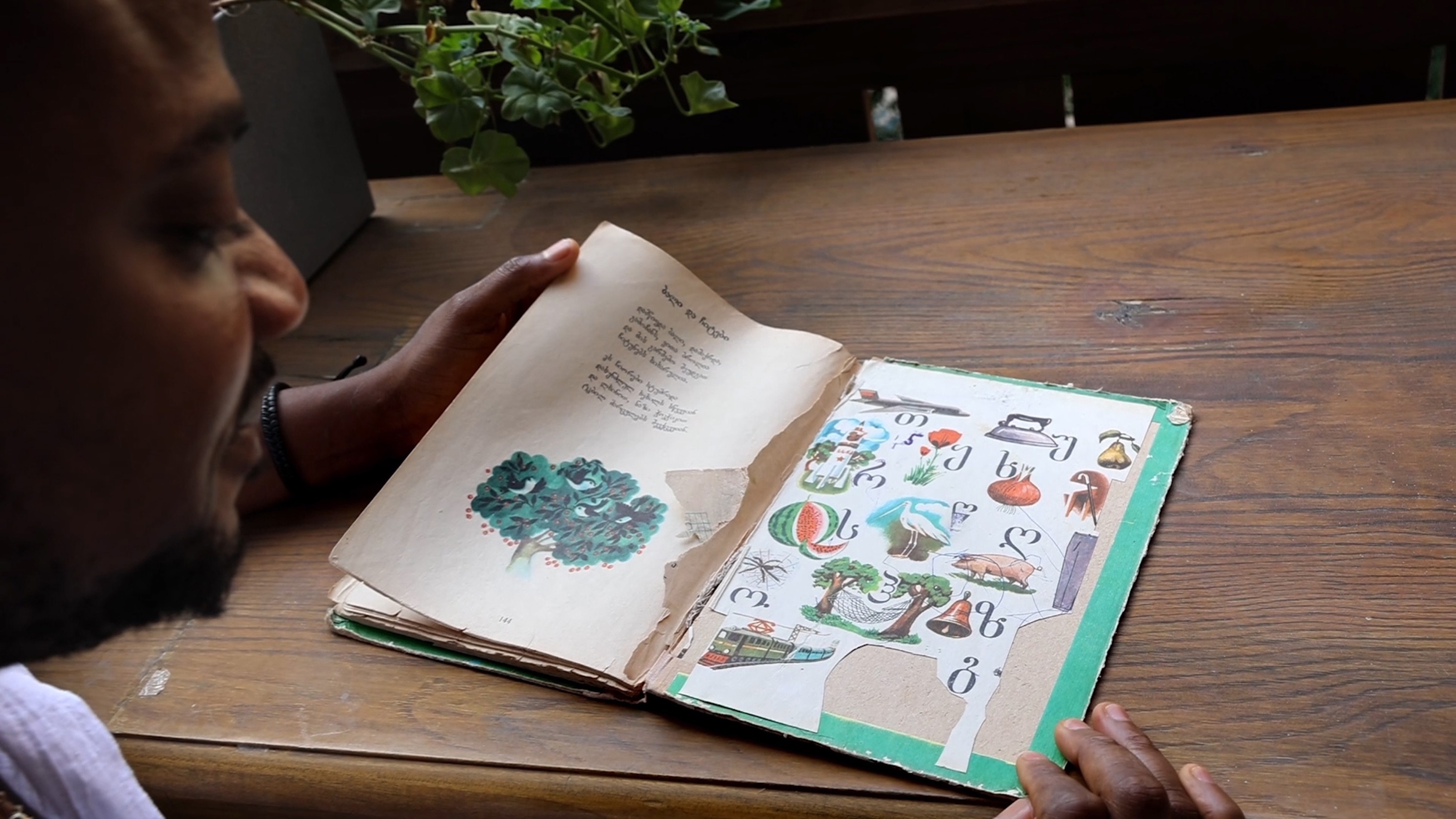 Meggy Rustamova, filmstill uit Deda Ena , 2023, © de kunstenaar