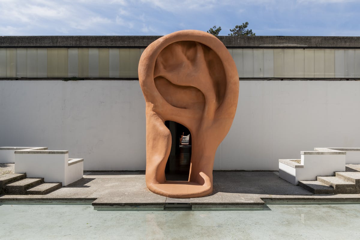 Installation view, Com o coração saindo pela boca , Brazilian Pavilion, Venice Biennale, © Ding Musa, photo Ding Musa
