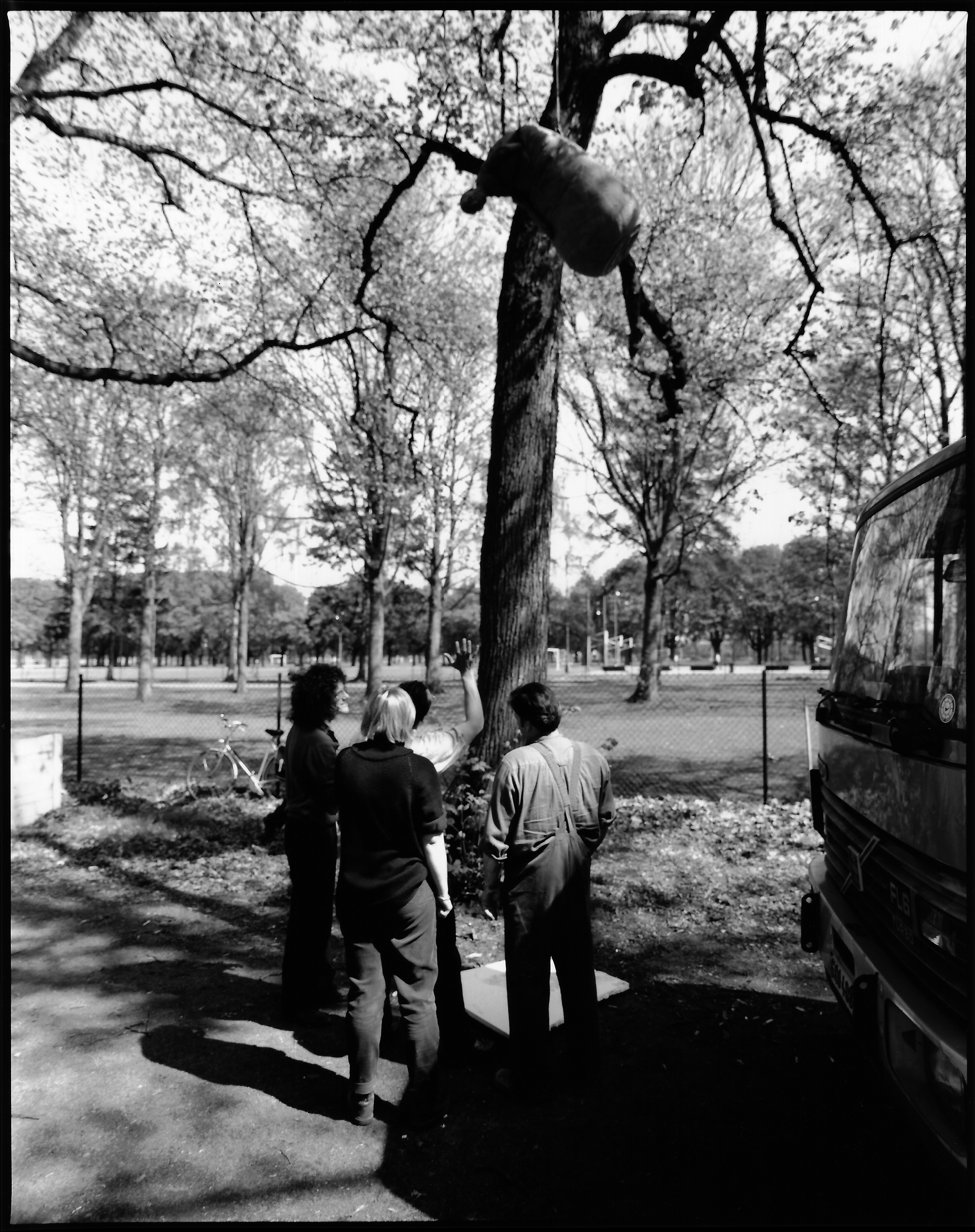 Juan Muñoz en Bart Cassiman tijdens de installatie van Two Figures for Middelheim , mei '93