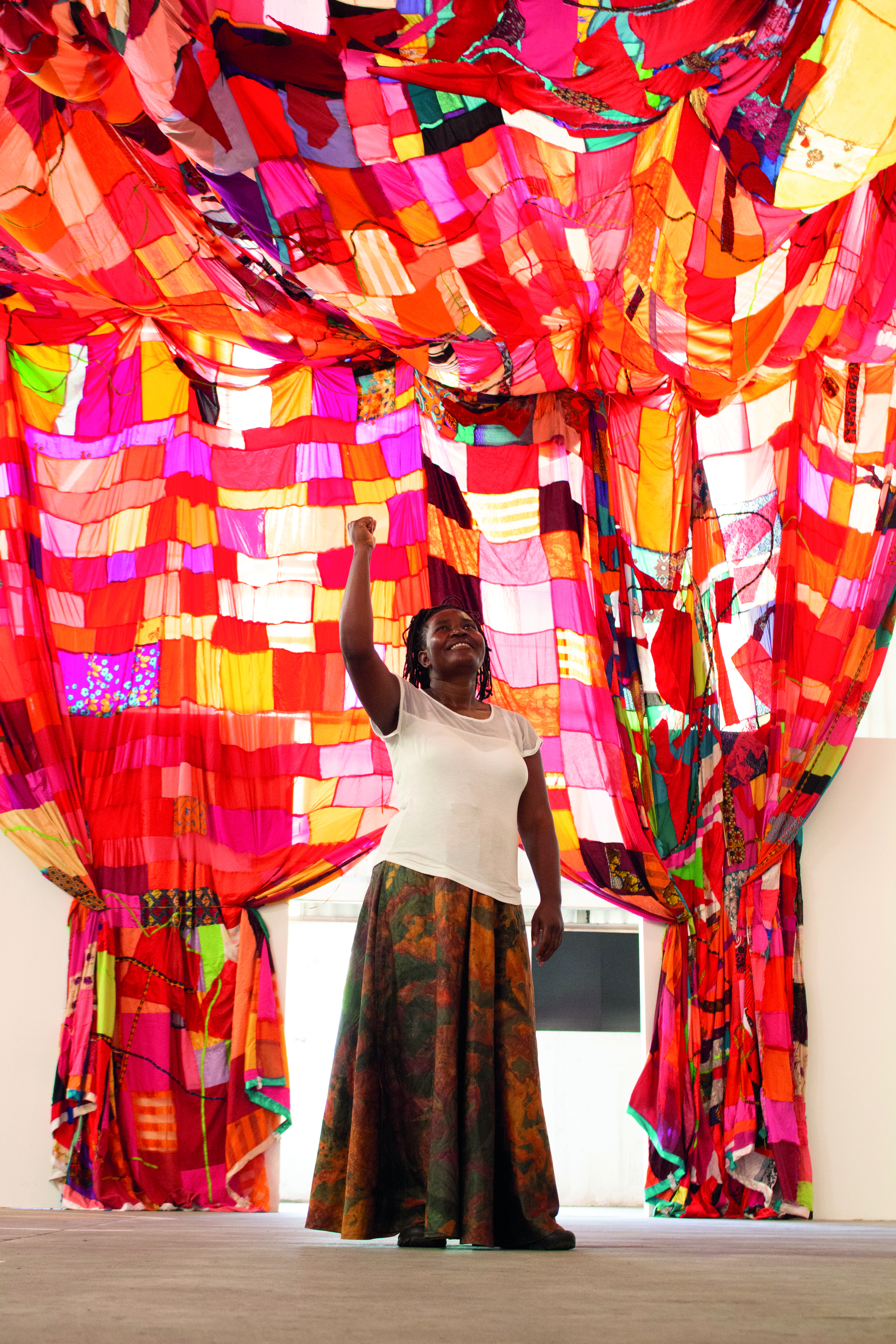 Stellenbosch Triënnale, Hellen Nabukenya, installatiezicht Abalamu Baseesa Gwaka (The living keep up only the burning fire), 2020, foto Thekiso Mokhele