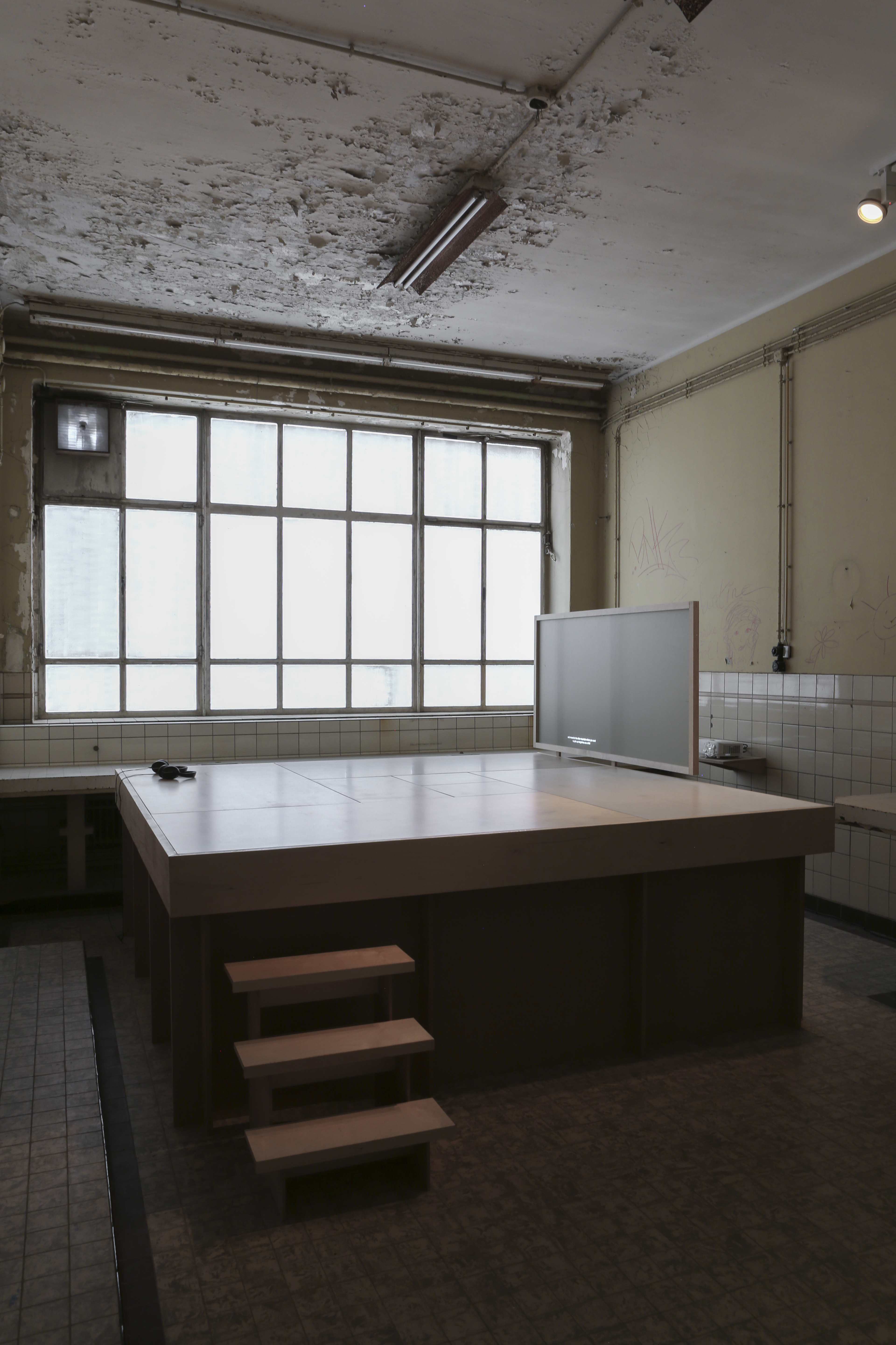 Eva Giolo, The taste of tangerine, 2019, 8’, 16mm transferred to digital, Birch wood tea room, exhibition view of An Island of Multiple Bridges, HISK Laureates exhibition 2019, photo Ingel Vaikla