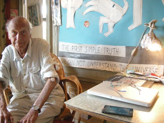 Yona Friedman in zijn eigen atelier-huis in Parijs, 2013, foto Koen Van Synghel