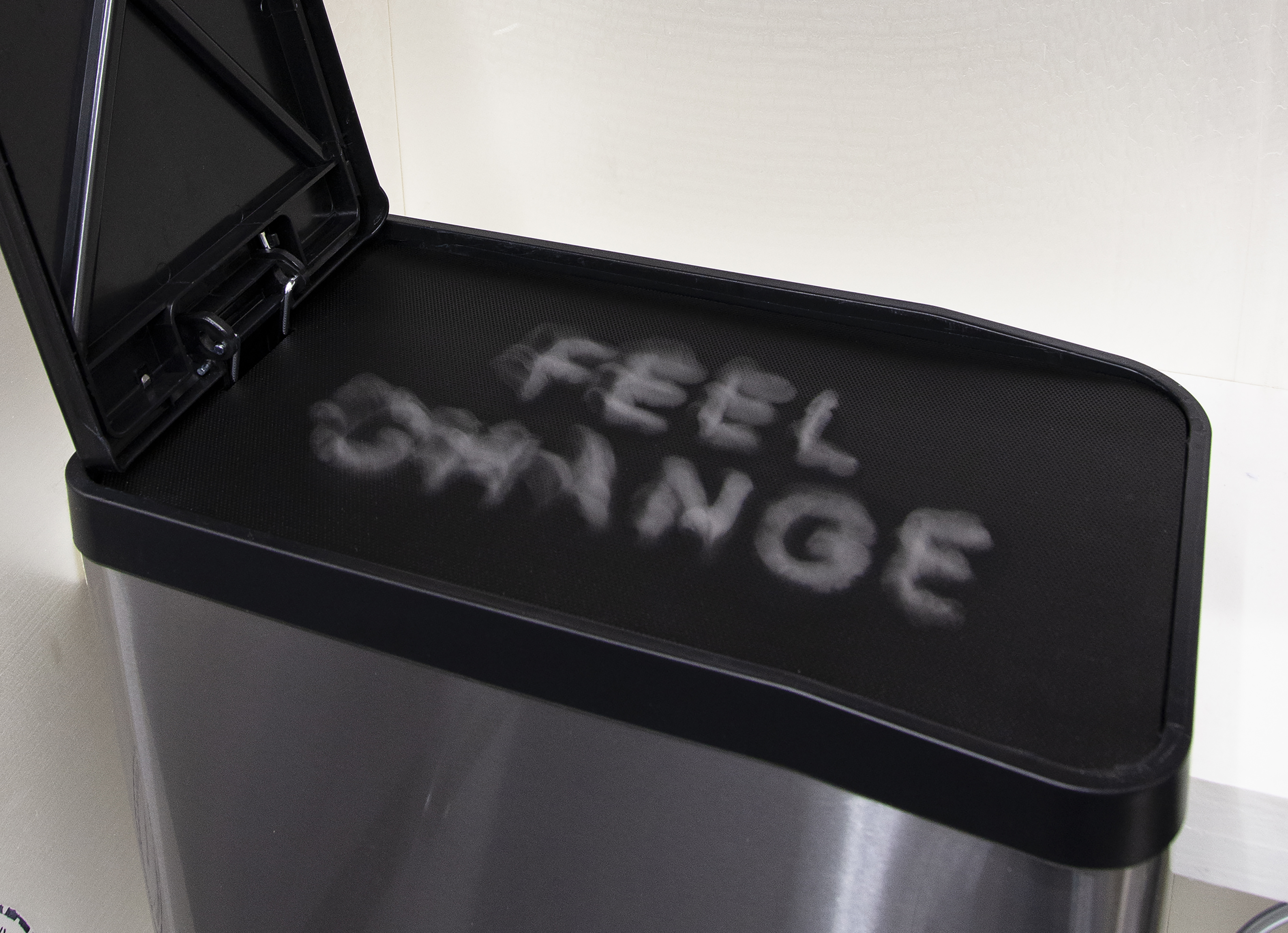 Lennart Lahuis, When is it that we feel change in the air 2/4 [detail]. 2021, afvalbak, pneumatisch systeem, water en vaporizer in transportkist, 135 x 140 x 65 cm.