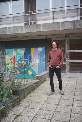 Rob Ritzen in front of the Level Five location at Van Overbekelaan, Ganshoren, with a mural by Intvis in the background, photo Bas Blaasse