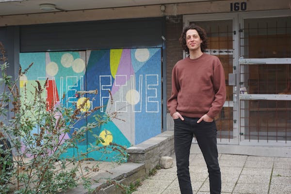 Rob Ritzen in front of the Level Five location at Van Overbekelaan, Ganshoren, with a mural by Intvis in the background, photo Bas Blaasse