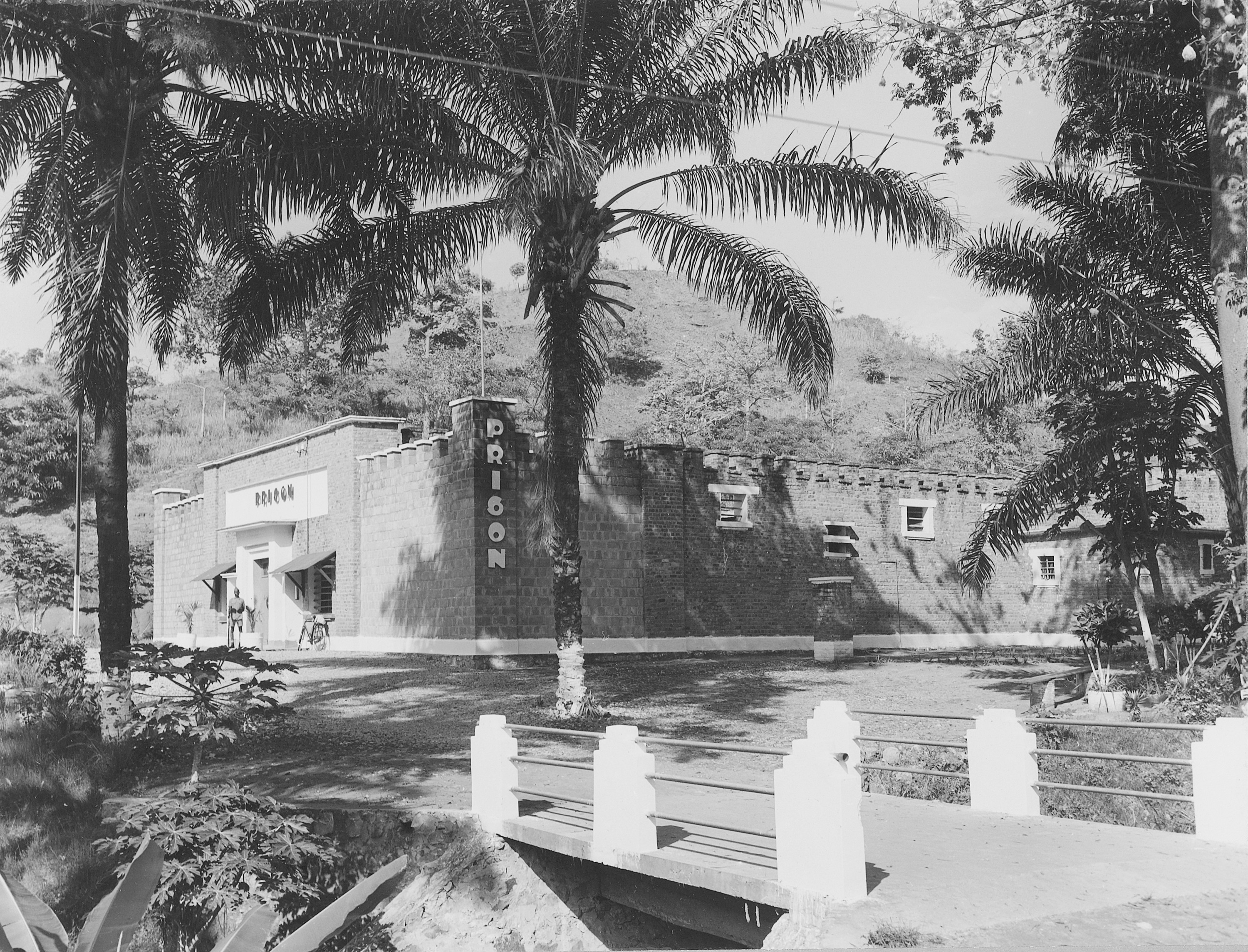 De gevangenis van Albertstad, nu Kalemie, Congo-Kinshasa. Het woord ‘prison” op de gevel werd in het Indépendant lettertype vormgegeven. Roestig figureert het er nog steeds. – © Koninklijk Museum voor Midden-Afrika (KMMA) /C.Lamote (Inforcongo)