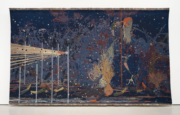 Otobong Nkanga, Tied to the Other Side . 2021, geweven wandtapijt, 350 x 600 cm, © MoMA, NY, geschenk van Candace King Weir, © Otobong Nkanga, foto Emile Askey