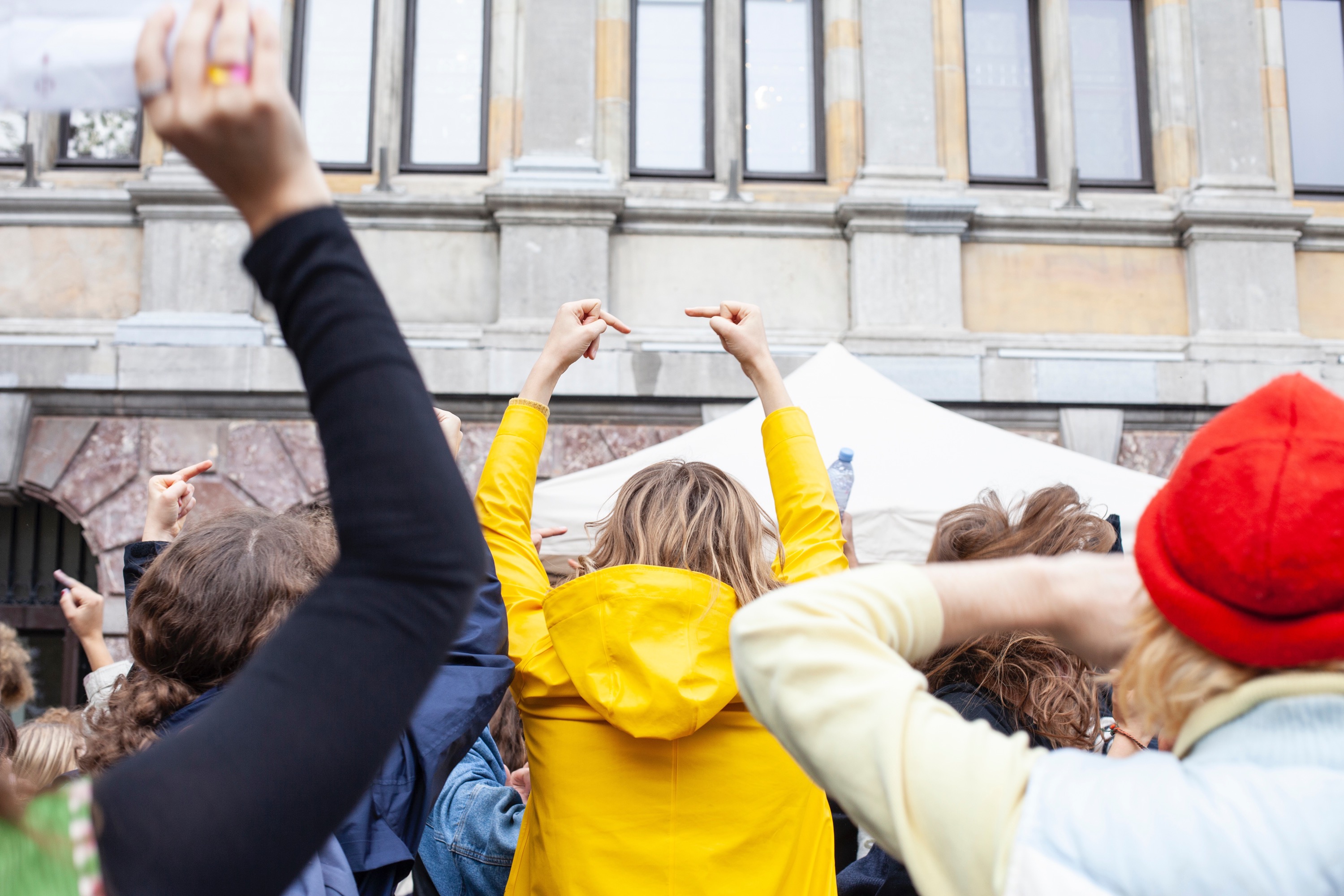 Protesten voor het Antwerpse stadhuis tegen het schrappen van de culturele projectsubsidies, 2022, foto Miles Fischler