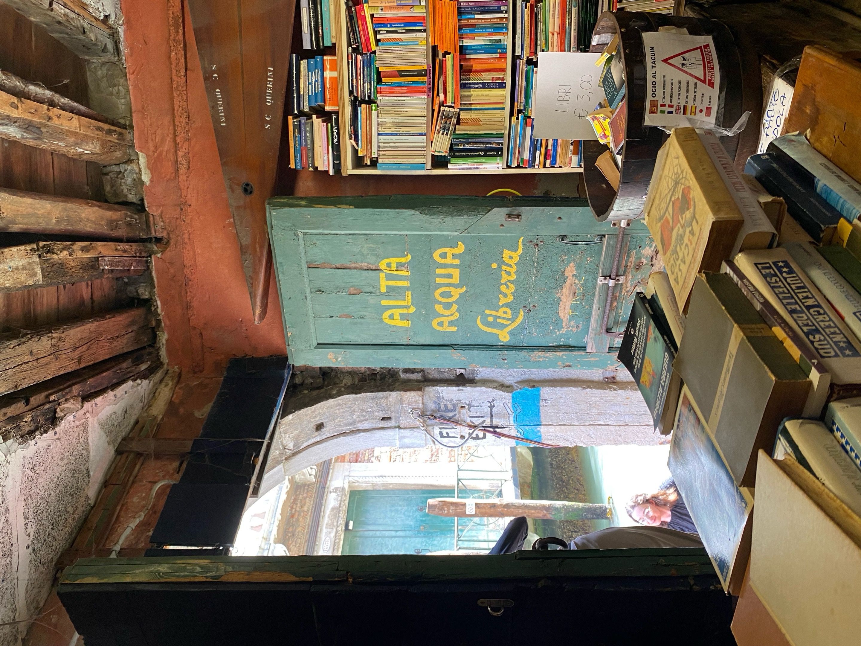 Zicht vanuit de legendarische boekhandel Alta Acqua Libreria in Venetië, foto Els Roelandt