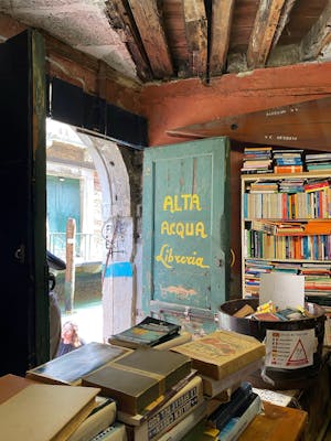 Zicht vanuit de legendarische boekhandel Acqua Alta in Venetië, foto Els Roelandt