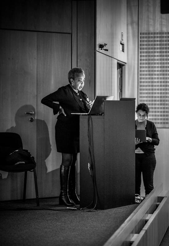 Bambi Ceuppens tijdens het symposium ‘Projecting Congo: Pan-African Arts and Archives’,15 maart 2024, CIVA, Brussel, georganiseerd door KANAL-Centre Pompidou, © Veerle Vercauteren/KANAL-Centre Pompidou