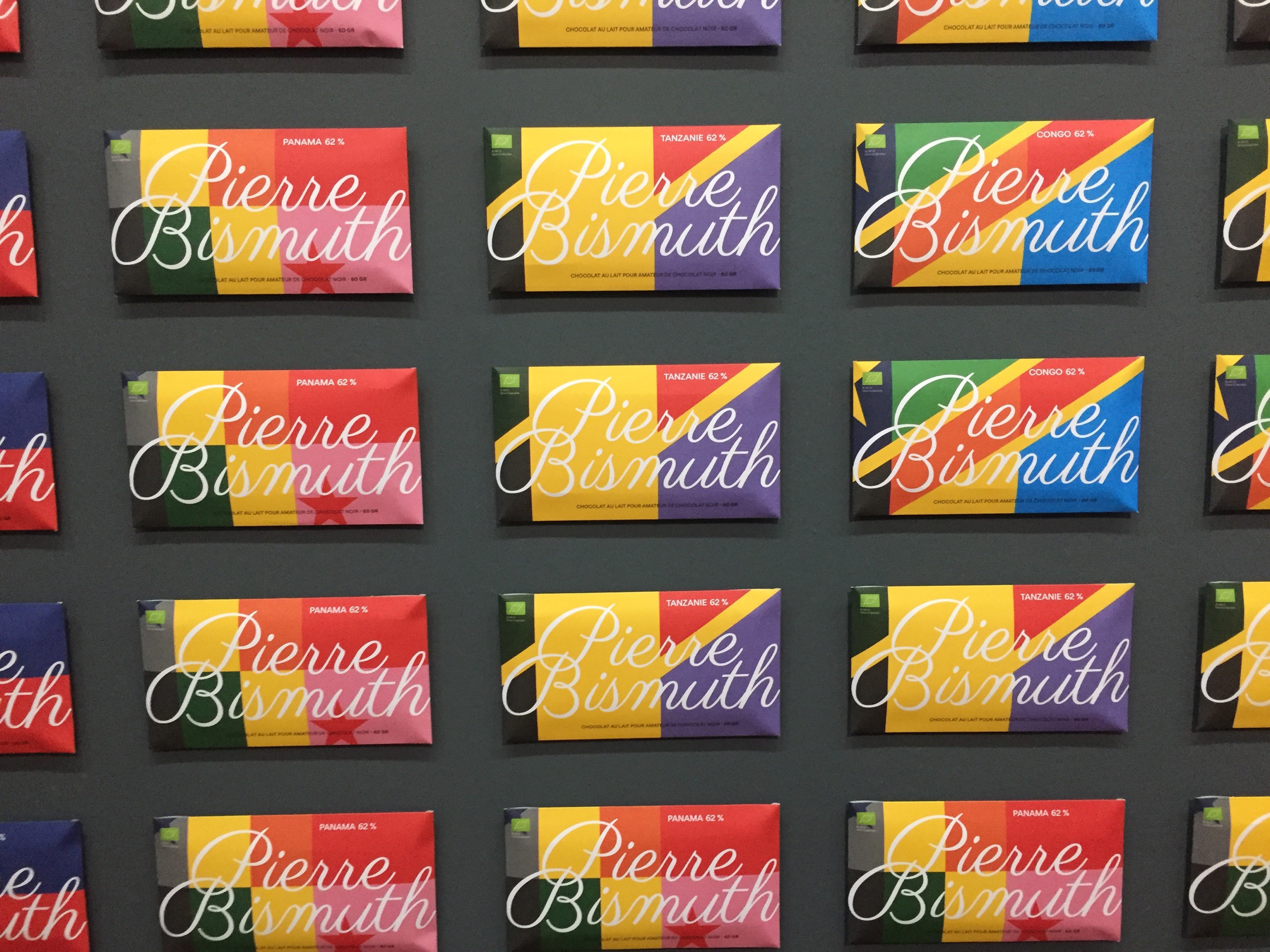 Pierre Bismuth,  Chocolat au lait pour amateur de chocolat noir (composition avec 600 emballages, 2021  (détail). – Courtesy Jan Mot, Bruxelles, photo Carla Van Campenhout