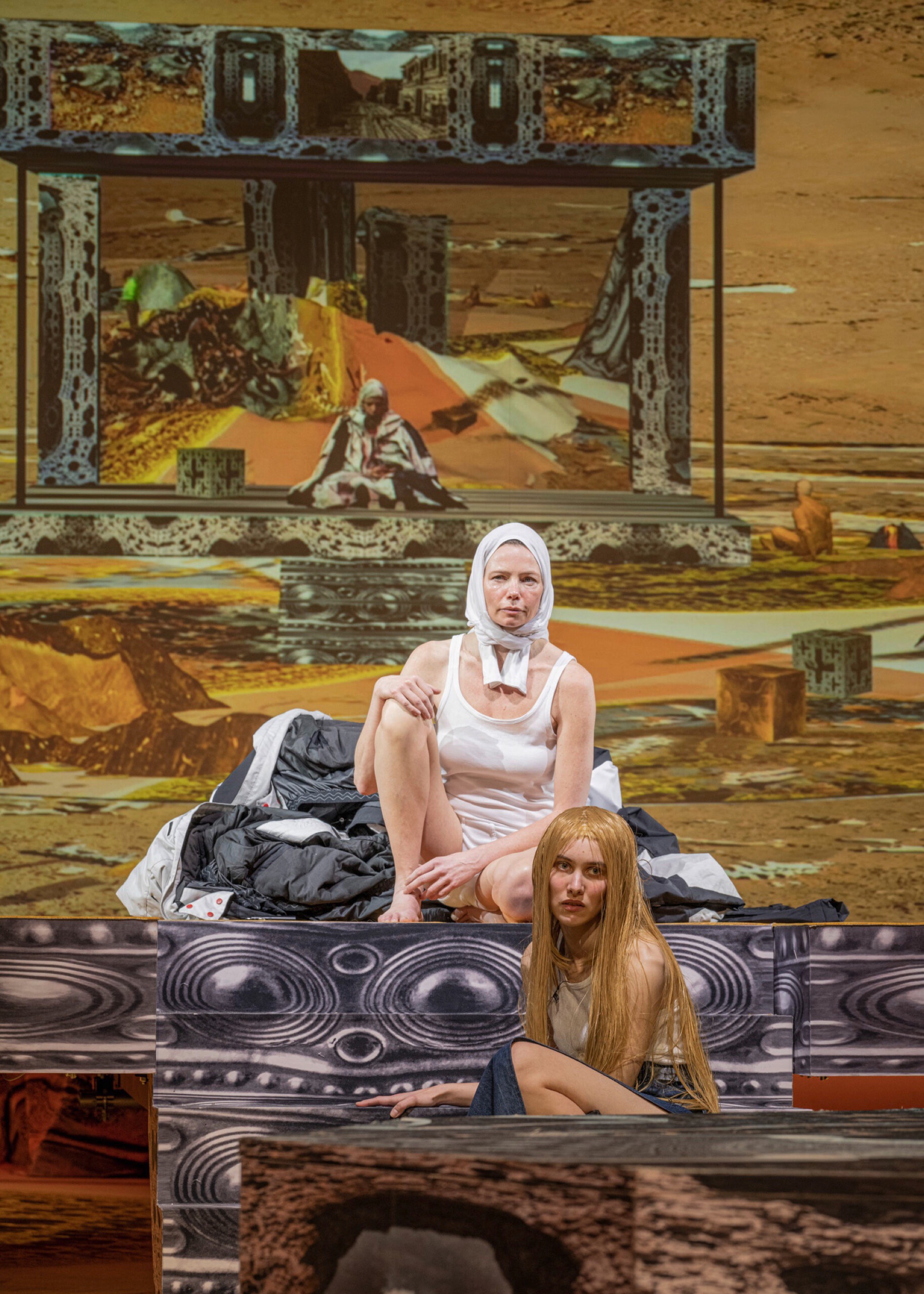 Susanne Kennedy, JESSICA – an Incarnation , te zien: Suzan Boogaerdt en Charlotte Brandhorst. – Foto:Julian Röder