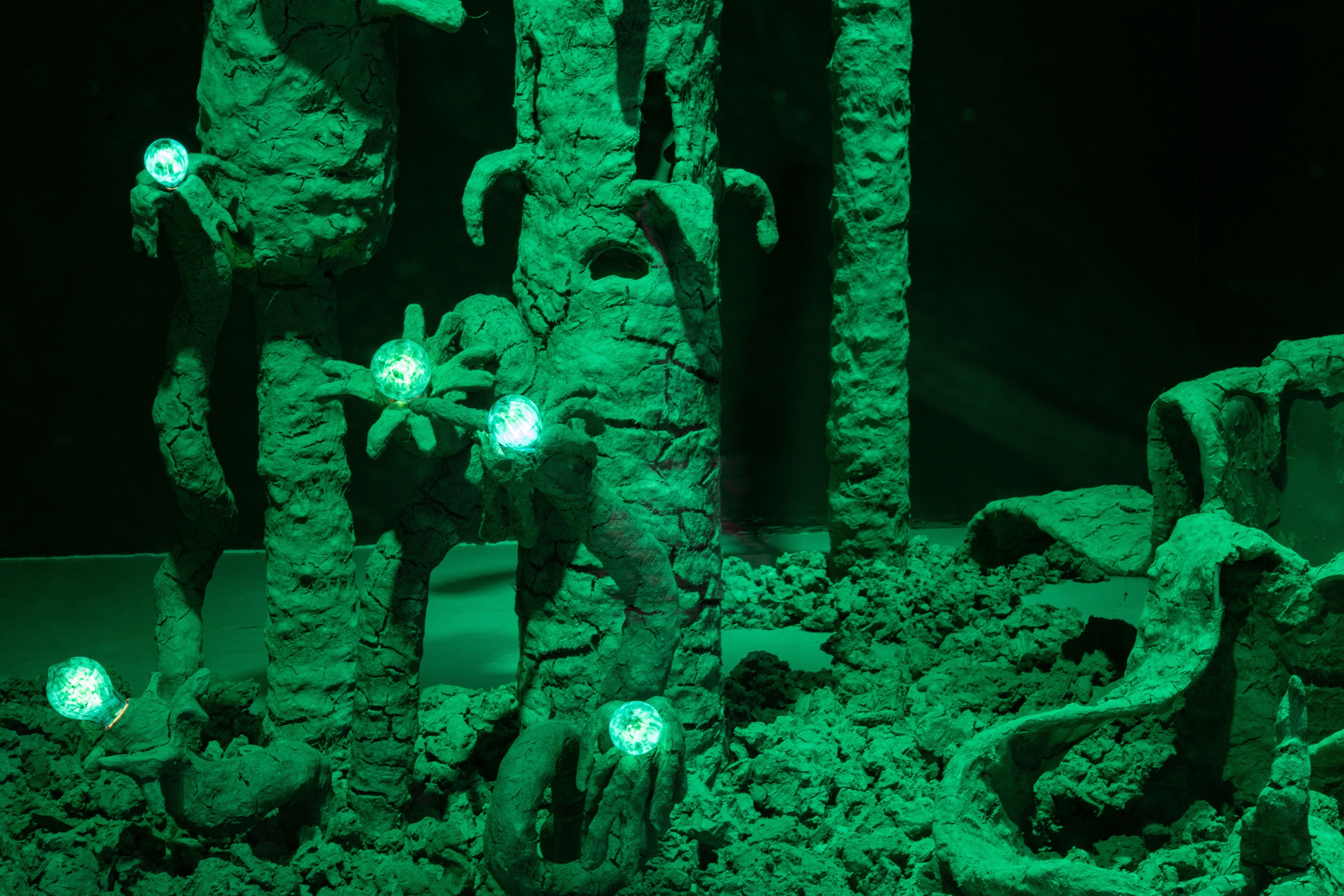 Tentoonstellingszicht Antoinette d’Ansembourg, From the ground, with love , 2023–2024, de CENTRALE | vitrine, © foto Harold Lechien