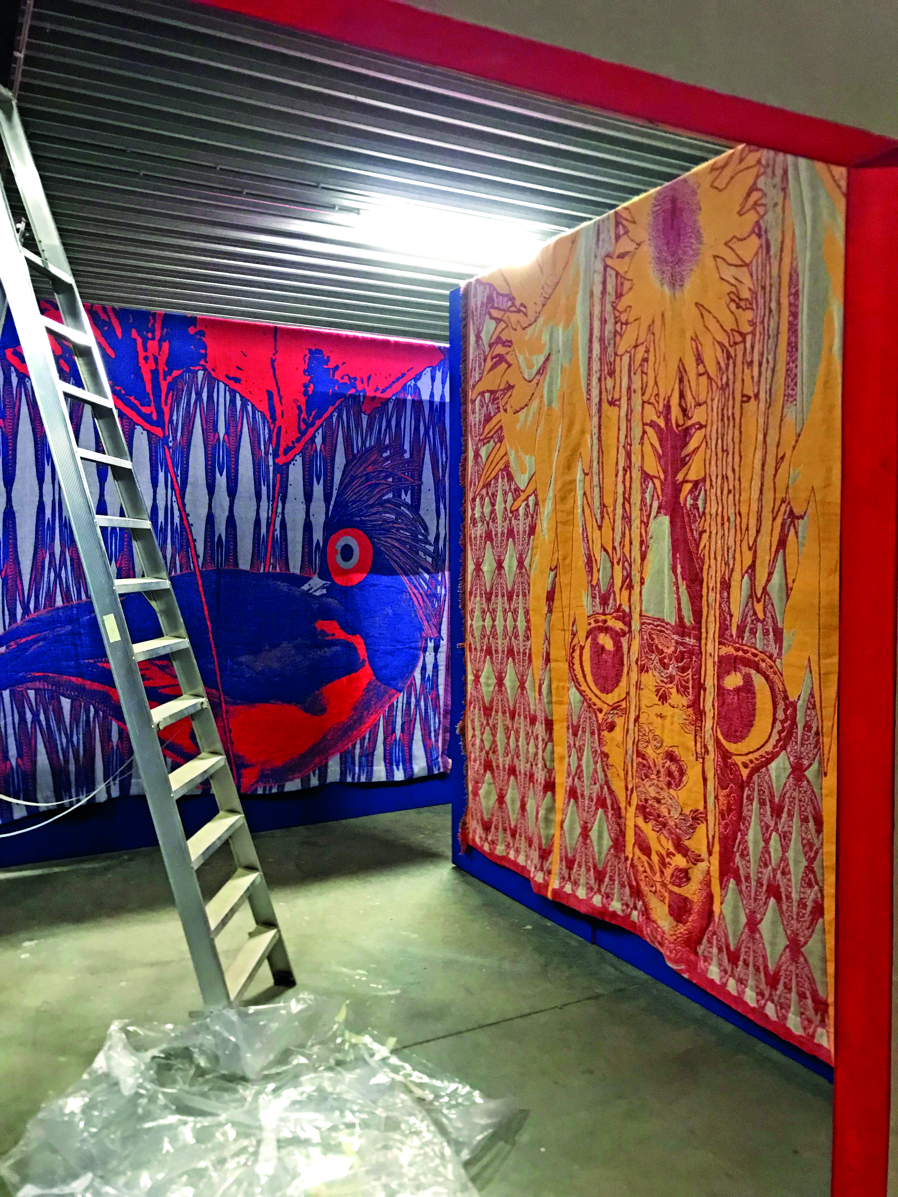 Les Monseigneurs , procesfoto decor en wandtapijten, 2019, 3,20 x 3,50 m., 3 m. (hoogte decor), – © foto courtesy Les Monseigneurs