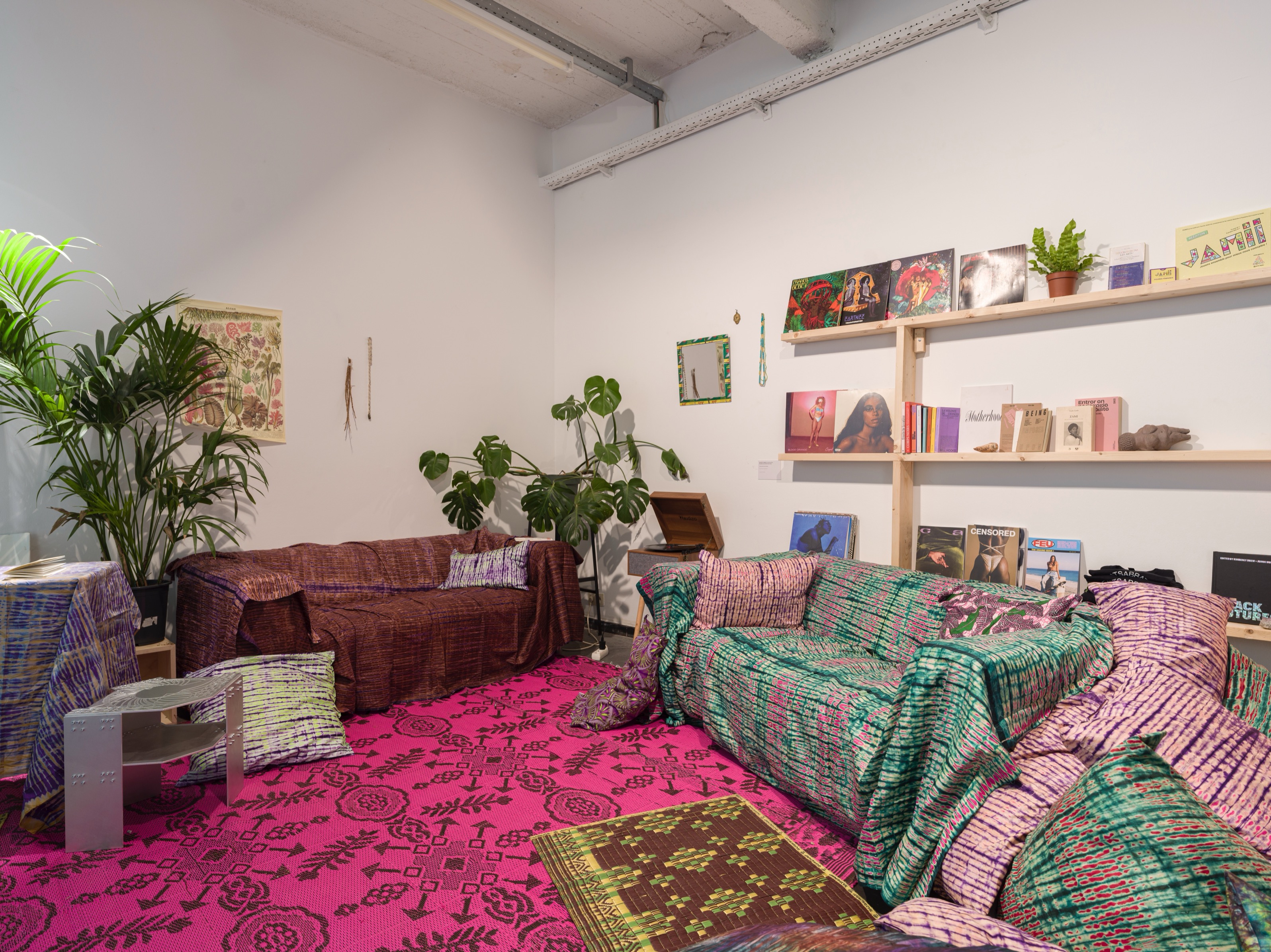 Installatiezicht The Last Place They Thought Of , 2024–25, Kunsthal Mechelen, met werk van Ophélie Mac coco, foto Lavinia Wouters