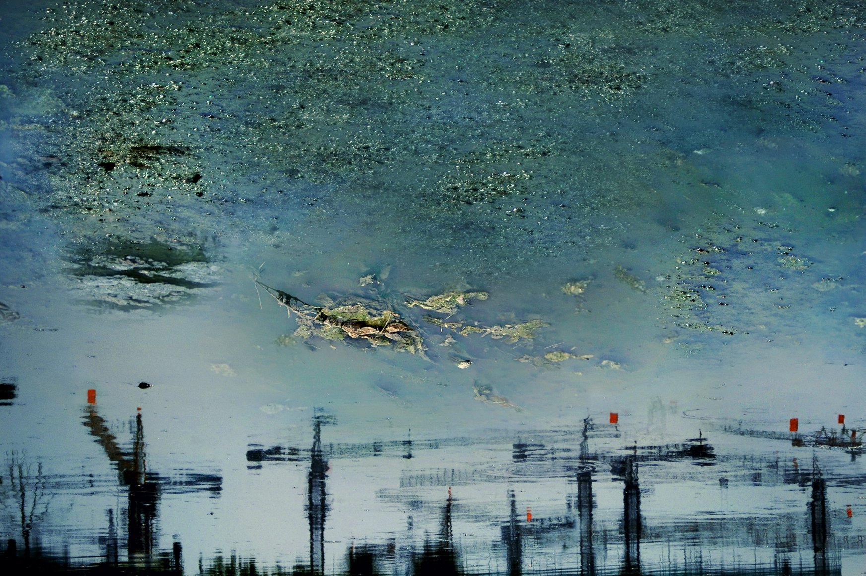 Han Bing, Red Flags Flying on Skyline Cranes, 2005, enkelvoudige belichting C-Print foto, 100 x 150 cm, courtesy de kunstenaar en Kai Gallery